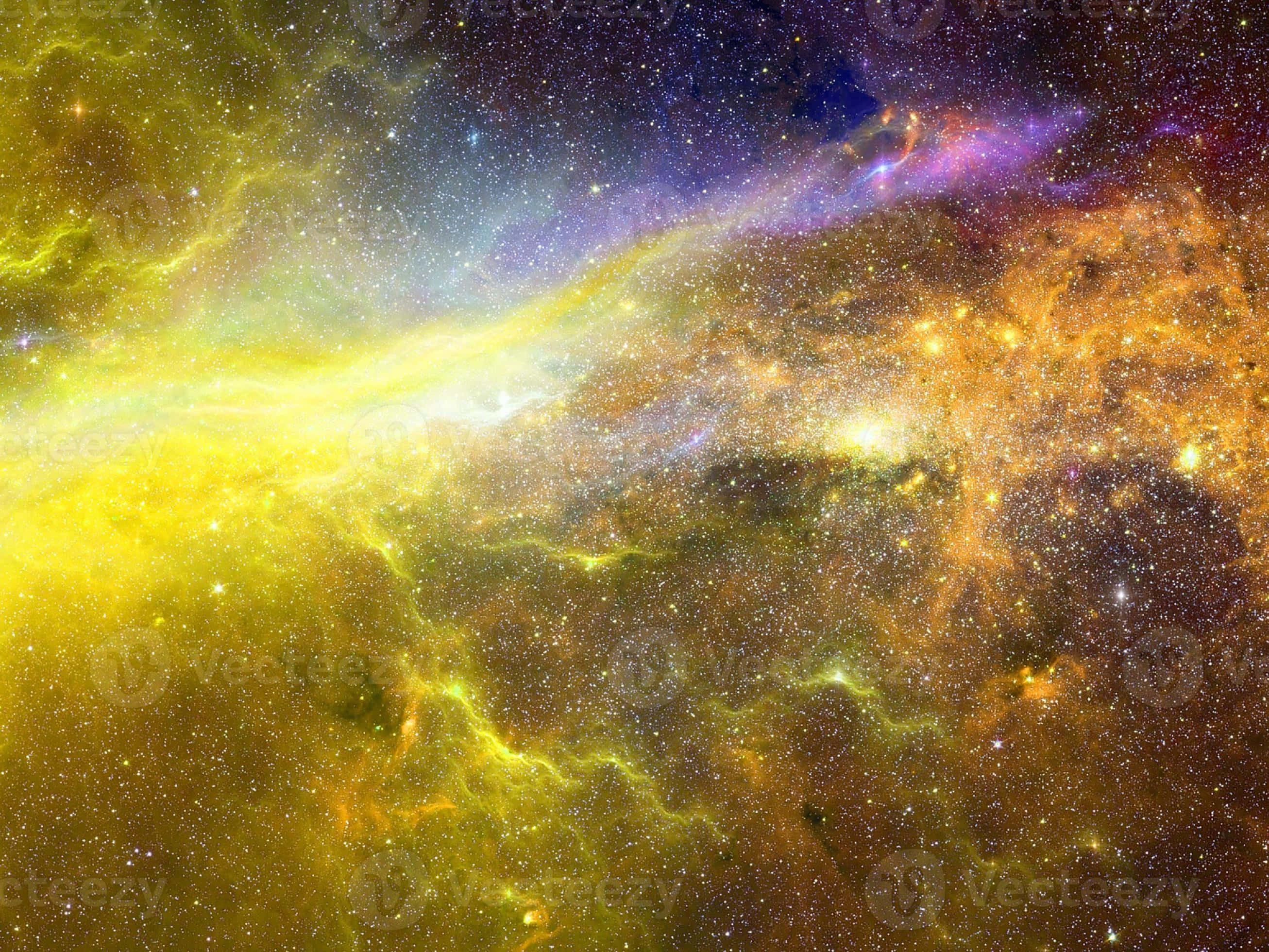 桌布 壁紙 — 充滿活力的宇宙星雲在星空背景下以金色橙色和紫色色調旋轉。