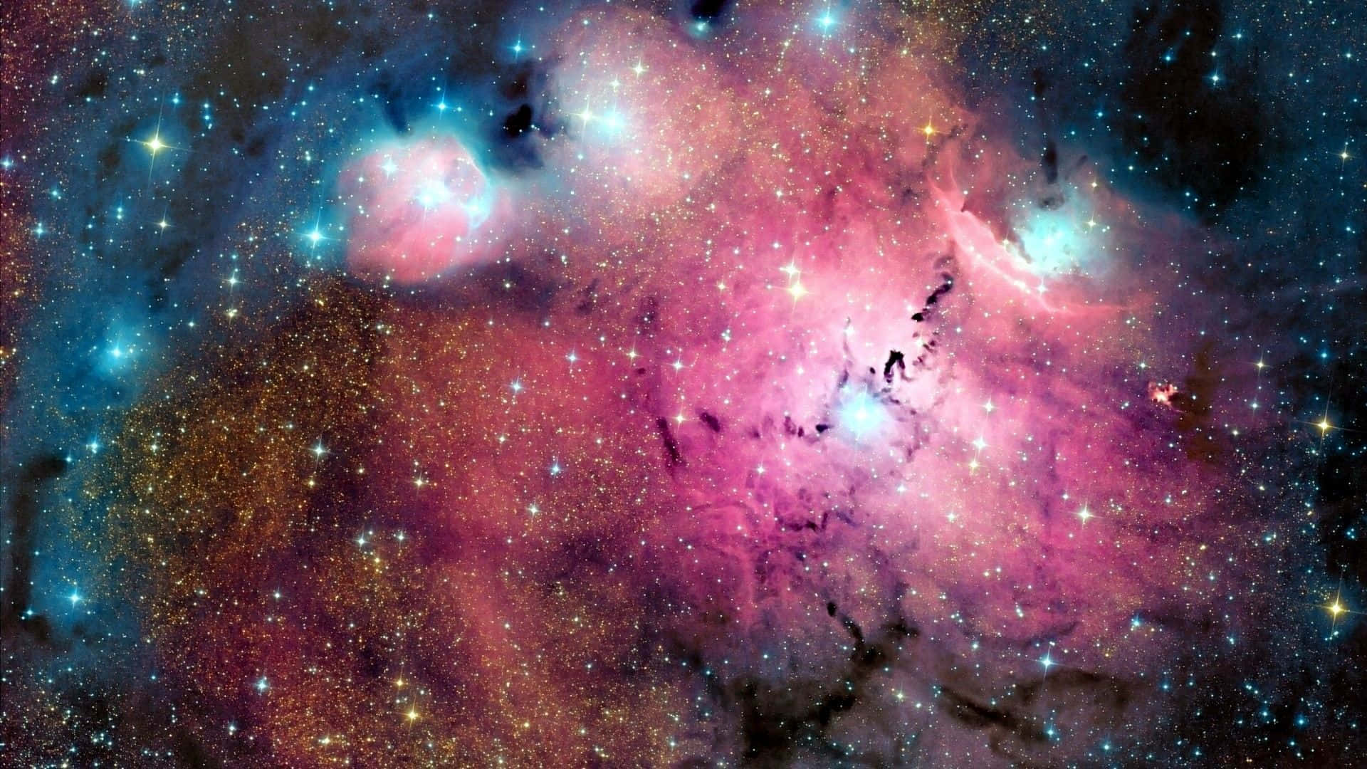 粉紅銀河 桌布 壁紙 — 充滿活力的宇宙星雲在星空背景下以粉紅、藍色和金色旋轉。