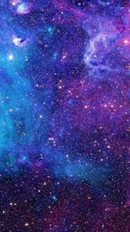 Themes 桌布 壁紙 — 充滿活力的宇宙星雲在深空中以電光藍和紫色旋轉，點綴著閃爍的星星。