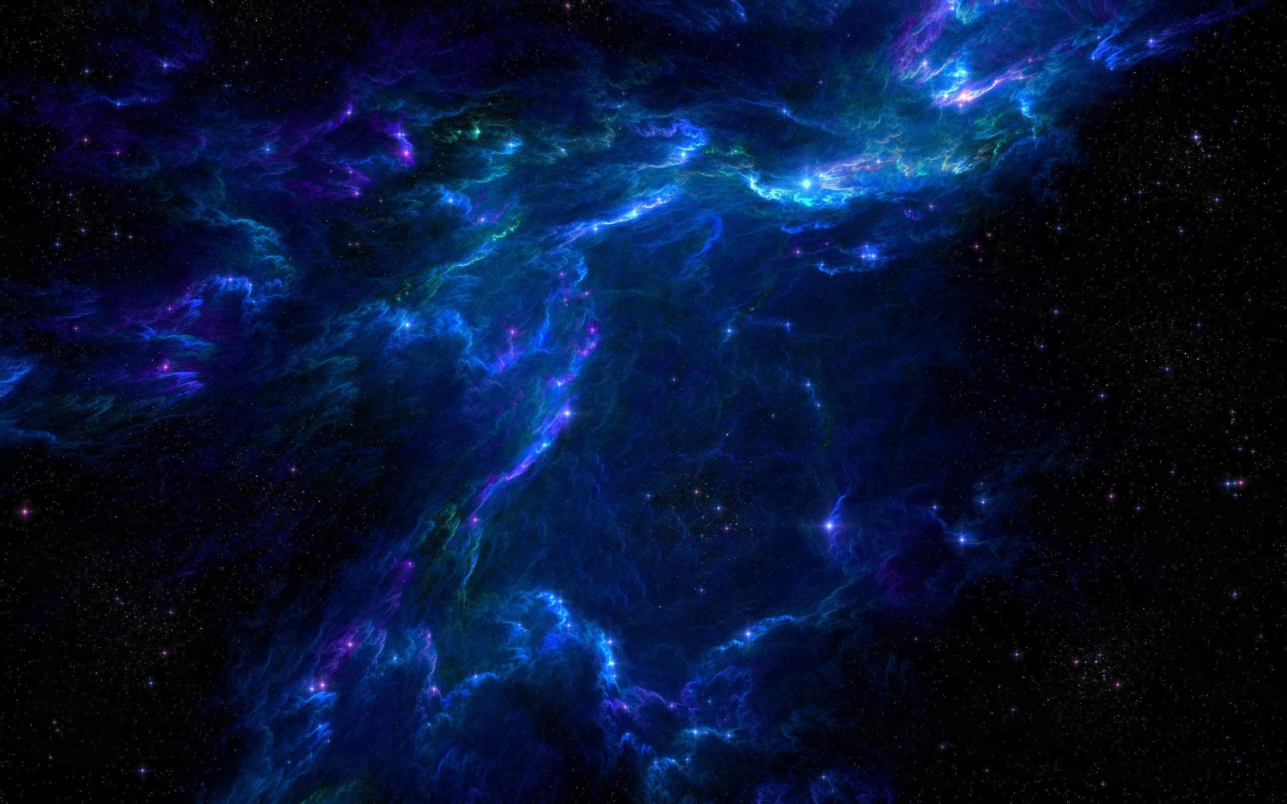 夜空 桌布 壁紙 — 充滿活力的宇宙星雲在深空星場中旋轉，呈現電光藍和紫色。