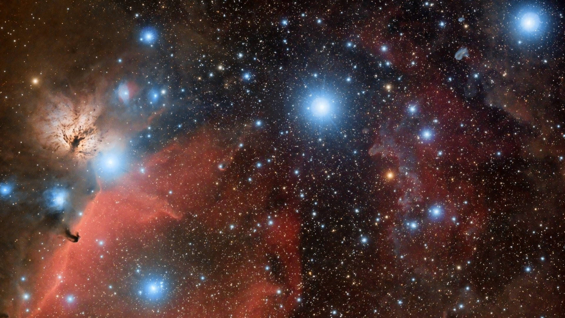 Space Pc 桌布 壁紙 — 充滿活力的宇宙星雲在深空星場中發出紅色和藍色的光芒。