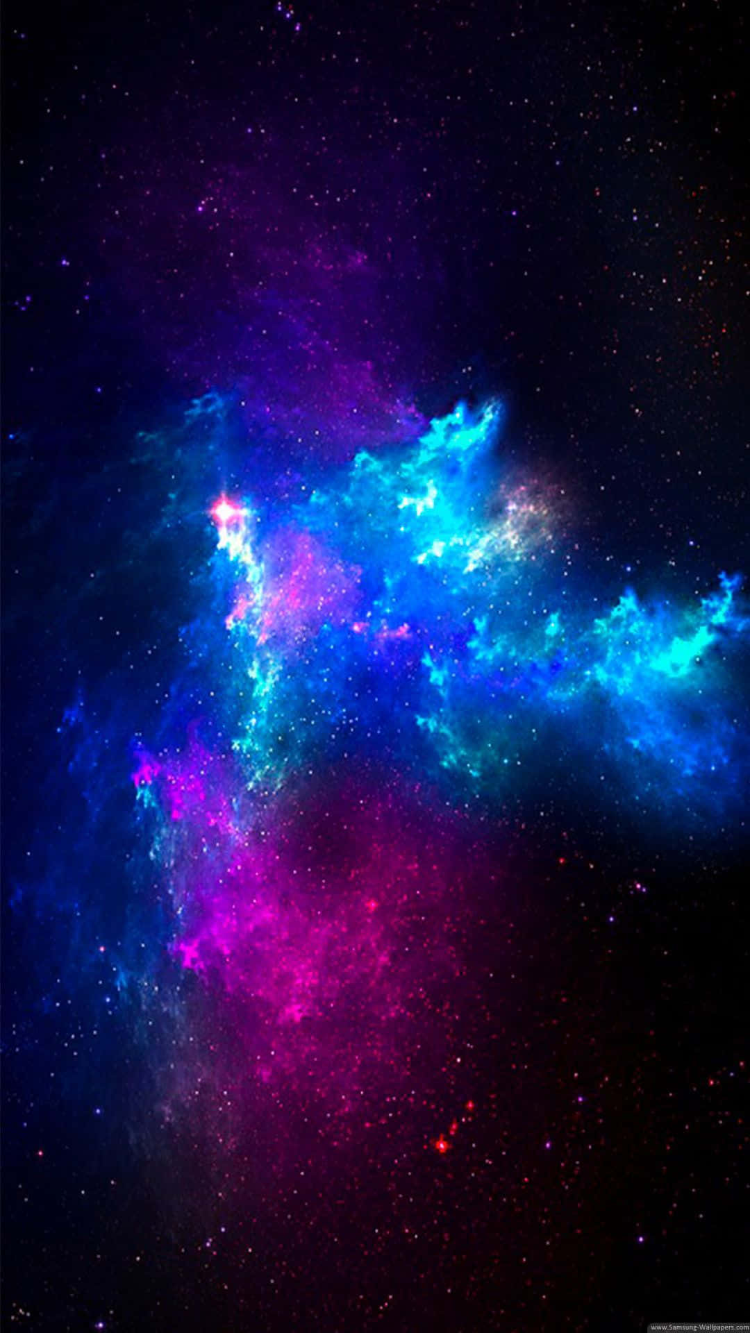 Best Samsung Galaxy 桌布 壁紙 — 充滿活力的宇宙星雲在深空的星場中以電光藍和紫色旋轉。