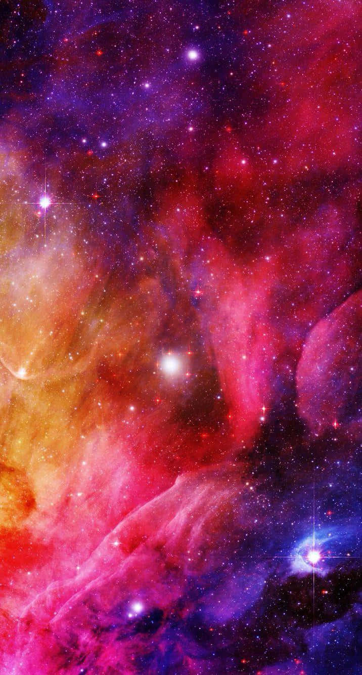 優質 桌布 壁紙 — 充滿活力的宇宙星雲在深空背景下以火紅、紫色和金色漩渦，點綴著閃爍的星星。