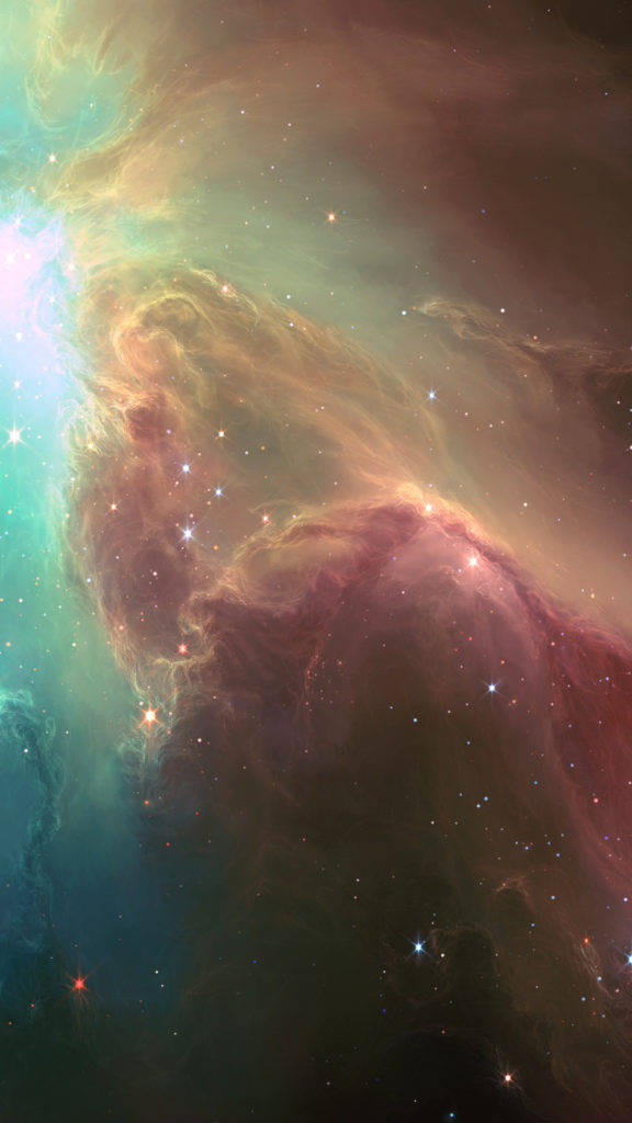 太空 iPhone 桌布 壁紙 — 充滿活力的宇宙星雲在深藍色、金色和深紅色中旋轉，閃爍的星星點綴在黑暗的虛空中。