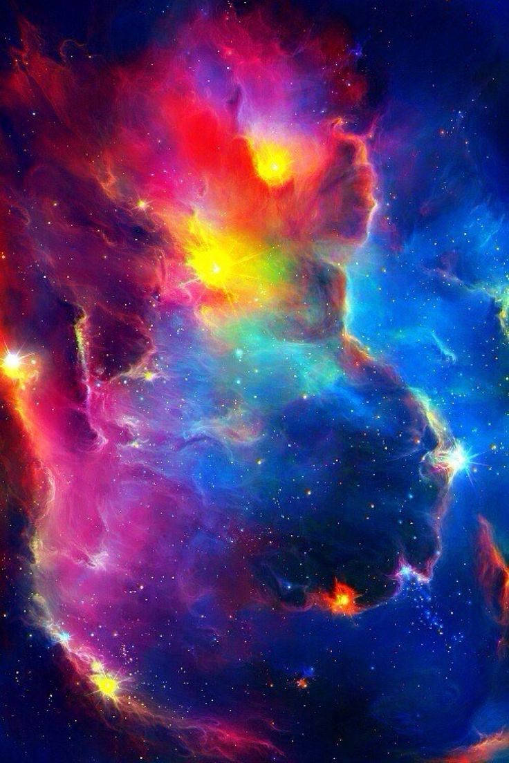 彩色動圖 桌布 壁紙 — 充滿活力的宇宙星雲在火紅、黃色和電光藍色中旋轉，映襯著繁星點點的虛空。