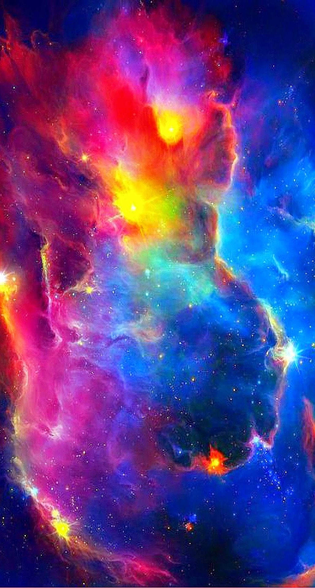 iPhone 桌布 壁紙 — 充滿活力的宇宙星雲在粉紅、藍色和黃色的電光色調中旋轉，映襯著繁星點點的虛空。
