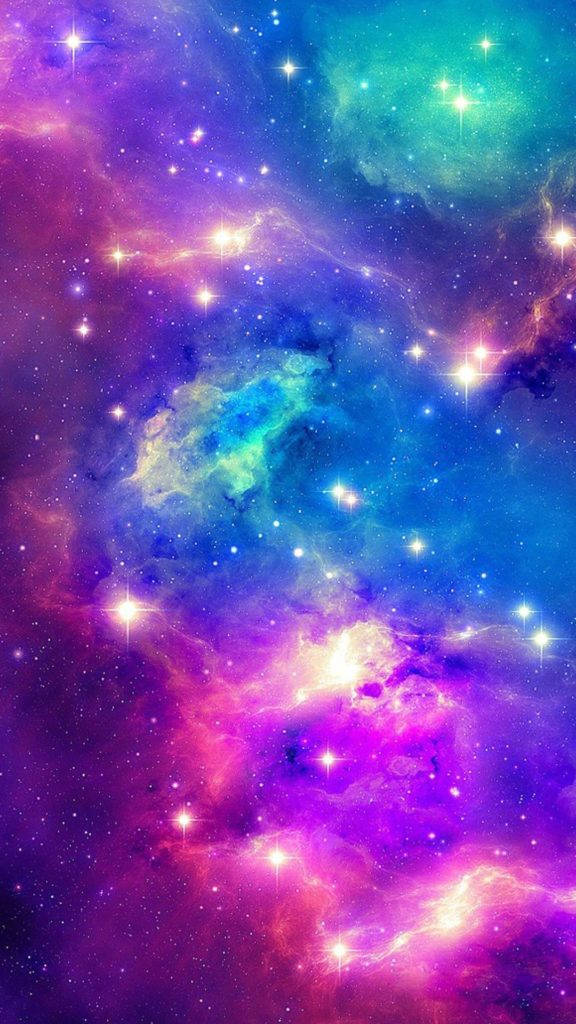 銀河 桌布 壁紙 — 充滿活力的宇宙星雲在紫色、藍色和藍綠色中旋轉，閃爍的星星襯托著深邃的太空背景。