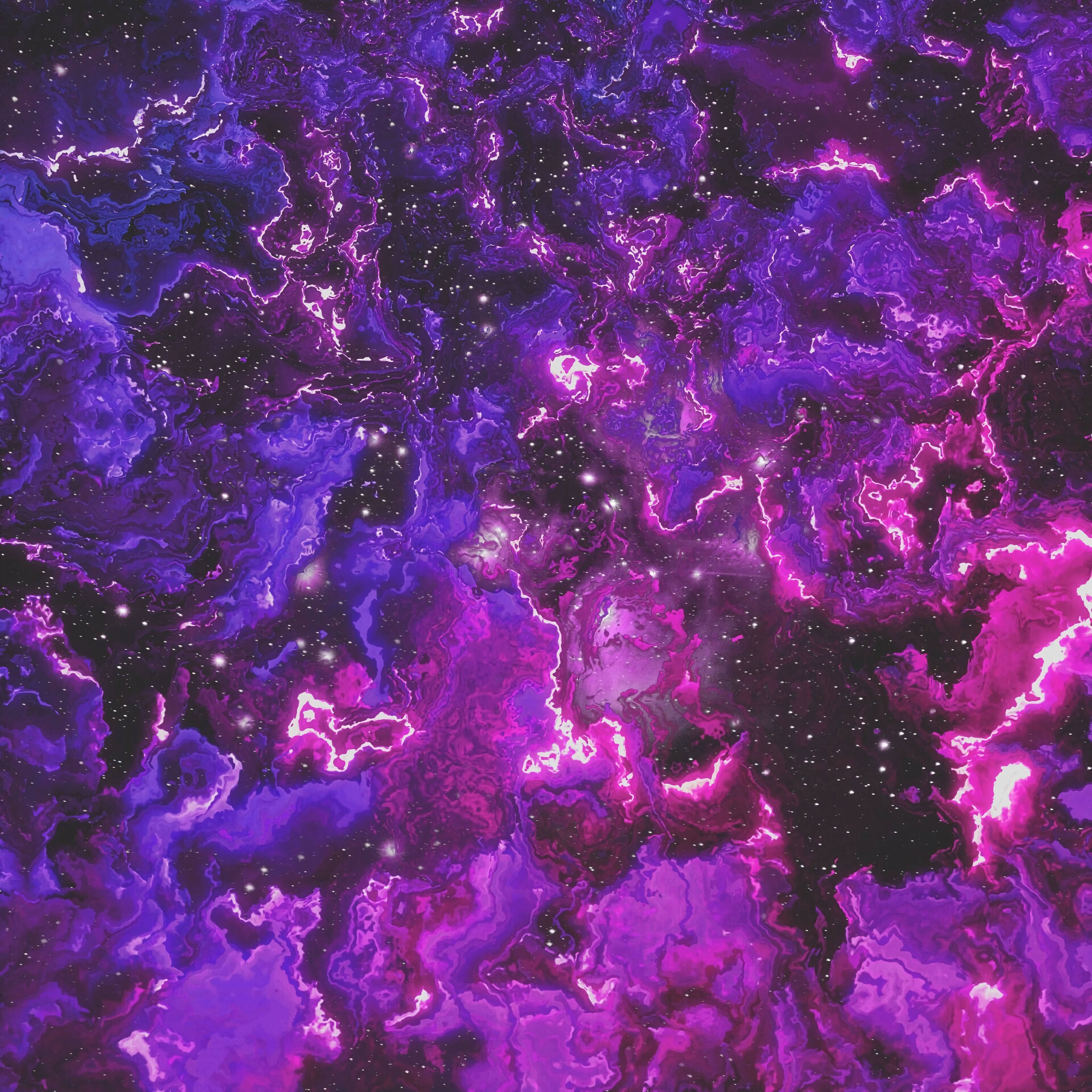 抽象藝術動圖 桌布 壁紙 — 充滿活力的宇宙星雲在電光紫和洋紅色中旋轉，背景是佈滿星星的黑色虛空。