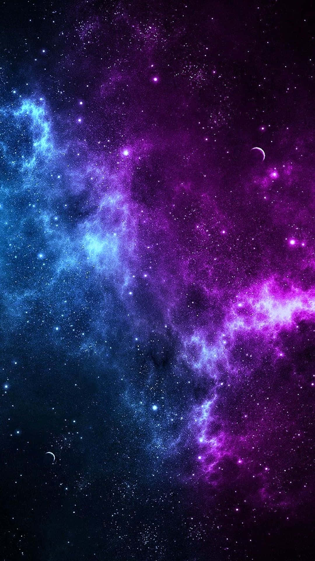 銀河 桌布 壁紙 — 充滿活力的宇宙星雲在電光藍和紫色中旋轉，背景是帶有新月狀的星空。