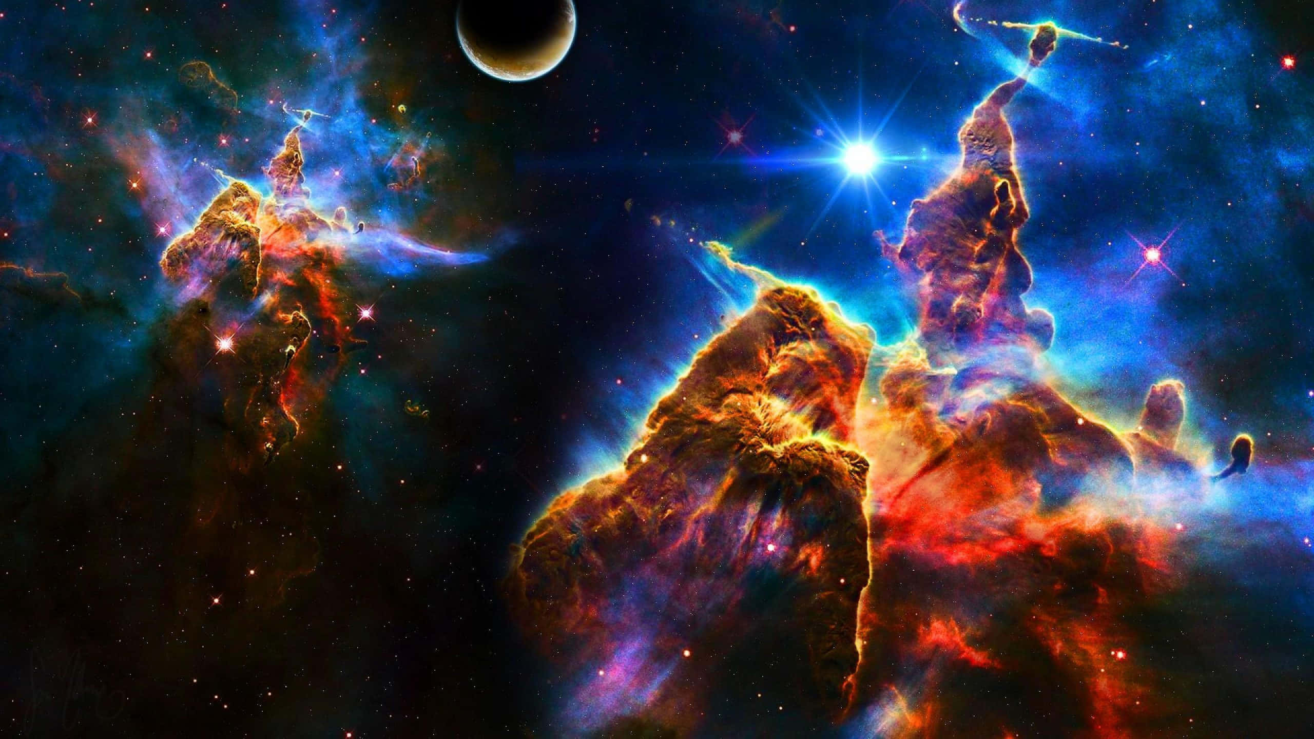 Galaxy Artwork 桌布 壁紙 — 充滿活力的宇宙氣體和塵埃柱在繁星點點的虛空中散發出火紅和電藍色的光芒。