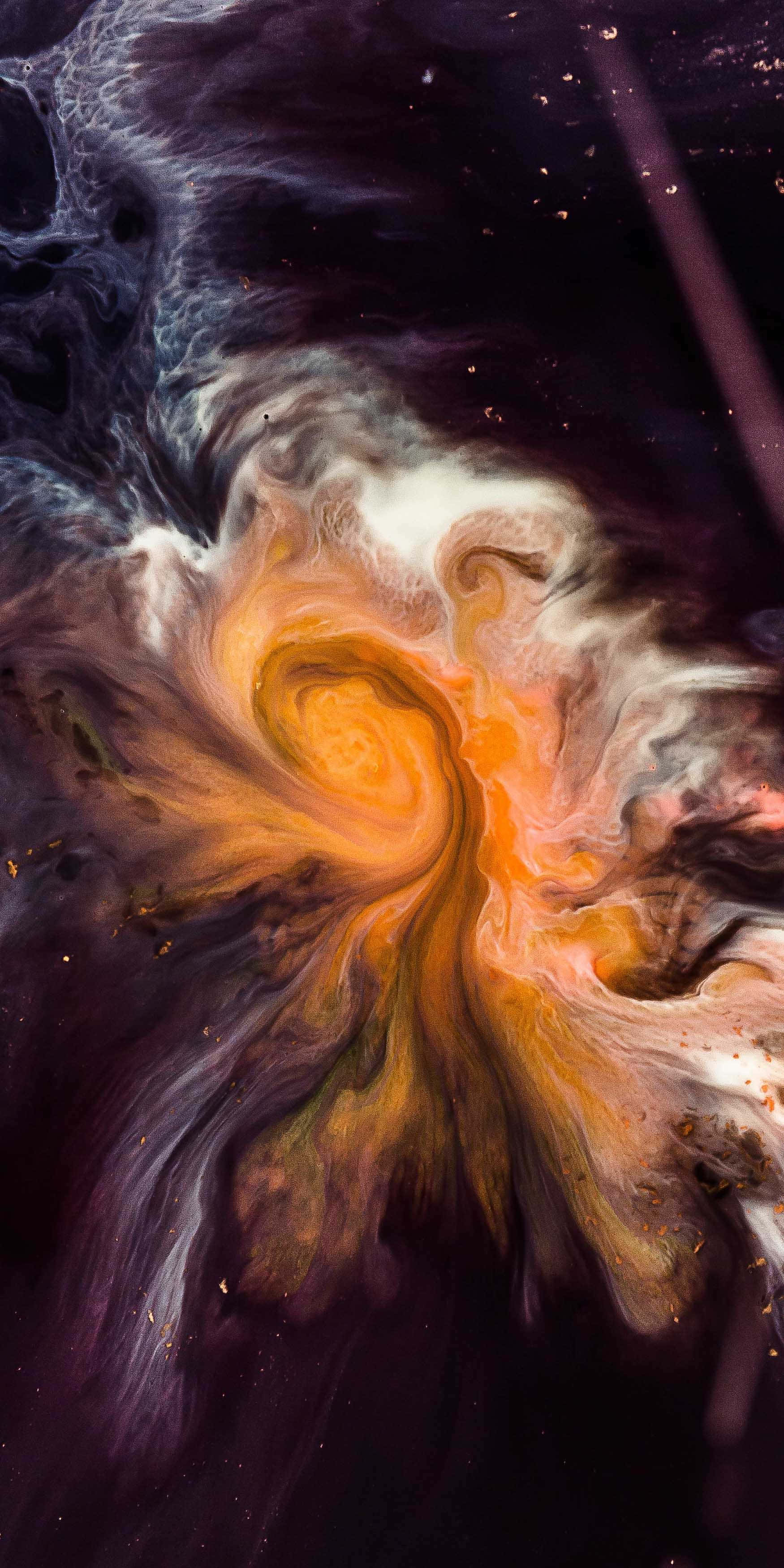 iPhone X 桌布 壁紙 — 充滿活力的宇宙漩渦，橙色和紫色星雲在繁星點點的黑暗虛空中，帶有發光的宇宙塵埃。