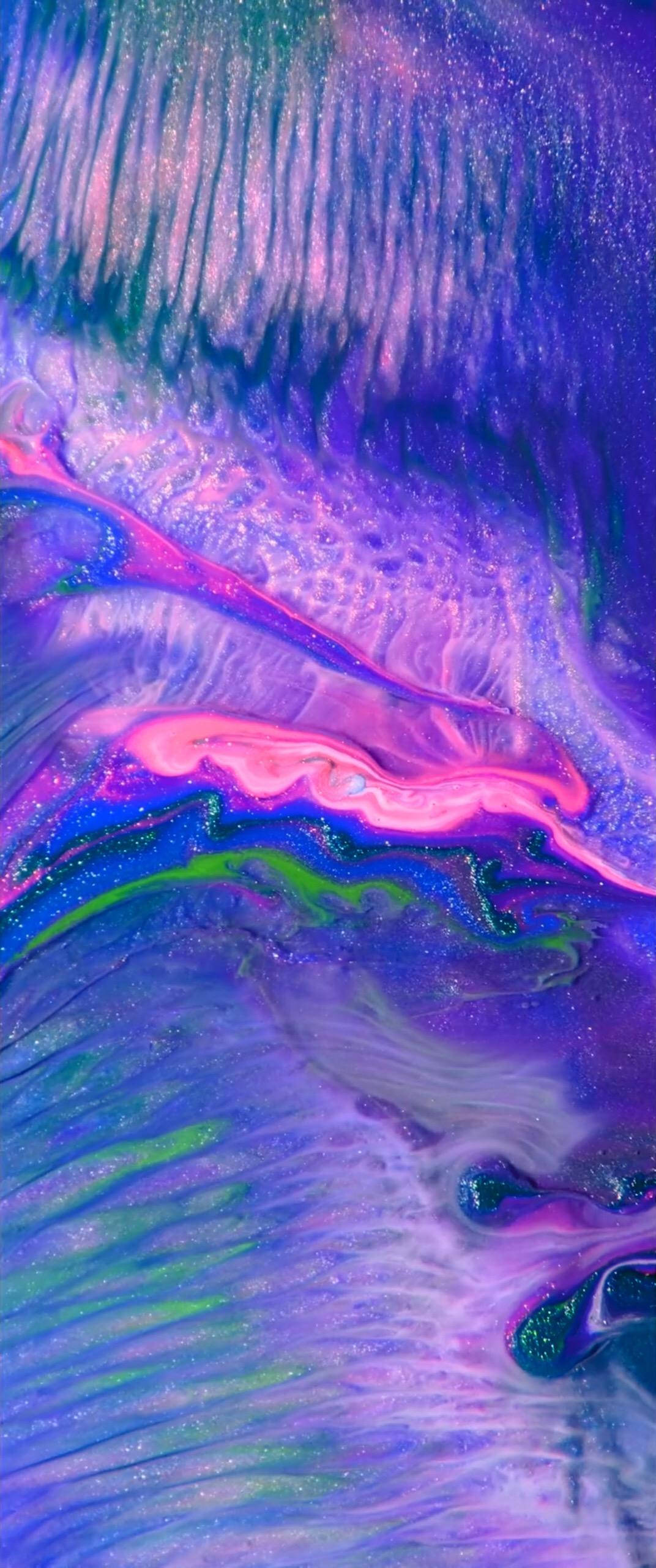 X 桌布 壁紙 — 充滿活力的宇宙漩渦，紫色、粉紅色和藍綠色顏料在迷人的抽象液體圖案中流動。