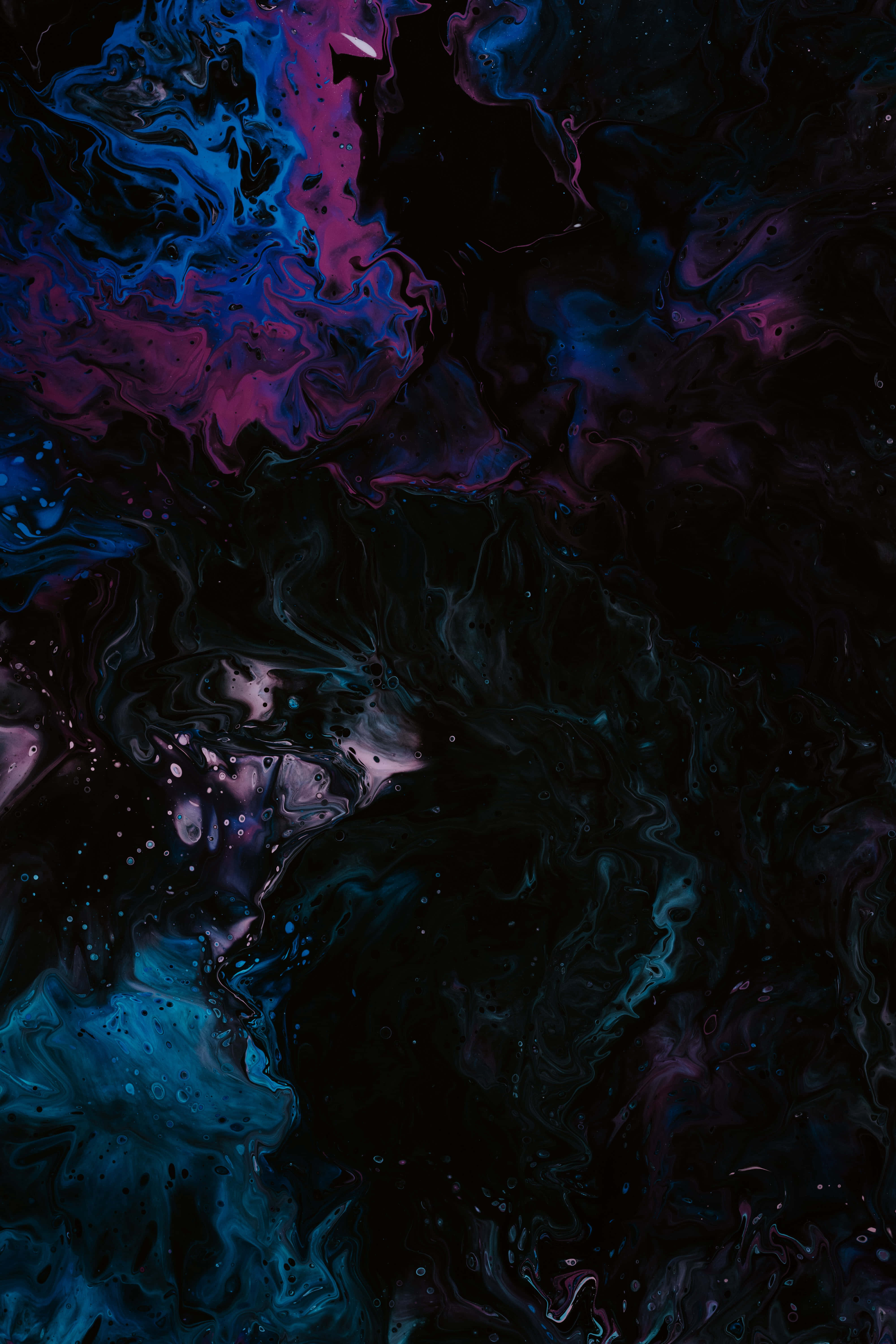 Colorful Phone 桌布 壁紙 — 充滿活力的宇宙漩渦，電光藍和洋紅色顏料在深邃的黑色虛空中流動，如同移動中的星雲。