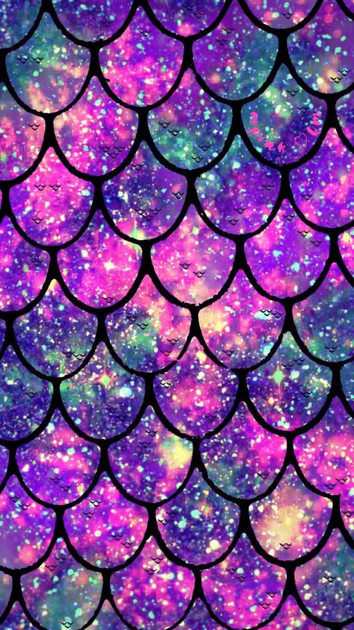 圖案 桌布 壁紙 — 充滿活力的宇宙美人魚鱗片，帶有紫色、粉紅色和藍綠色閃粉，以及小魚剪影。