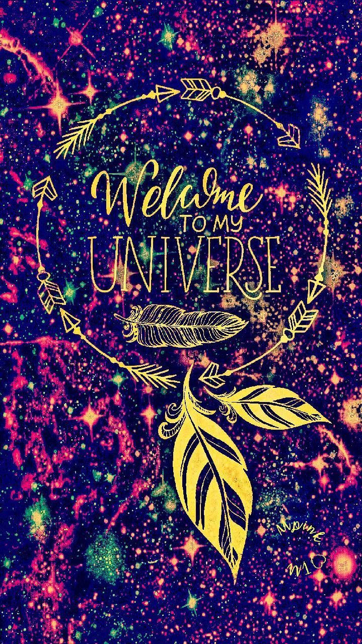 Welcome 桌布 壁紙 — 充滿活力的宇宙背景，金色羽毛和箭頭圍繞著「Welcome to my Universe」文字。