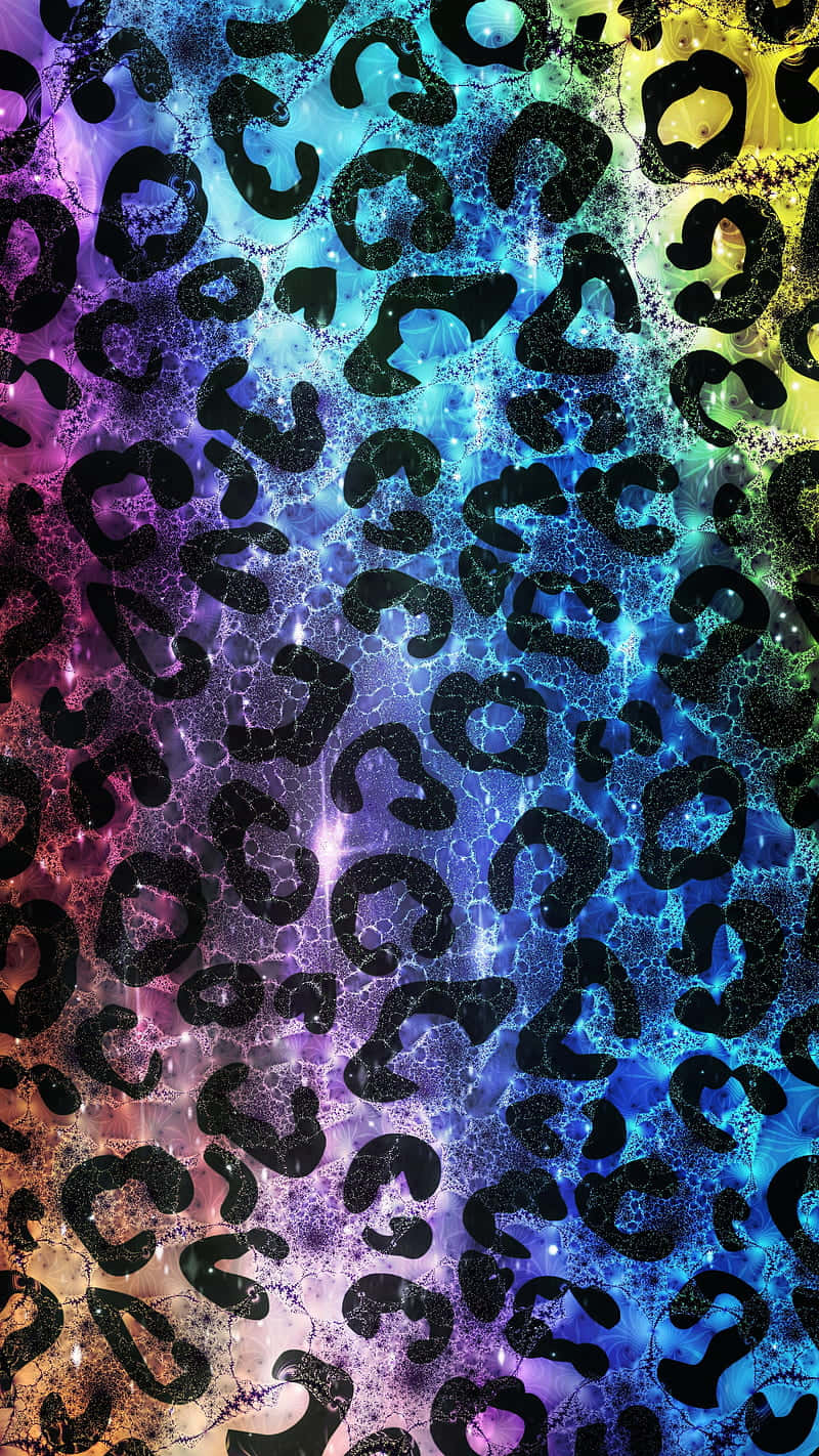 彩虹 桌布 壁紙 — 充滿活力的宇宙豹紋壁紙，在彩虹星雲漸變背景上帶有閃閃發光的黑色斑點。