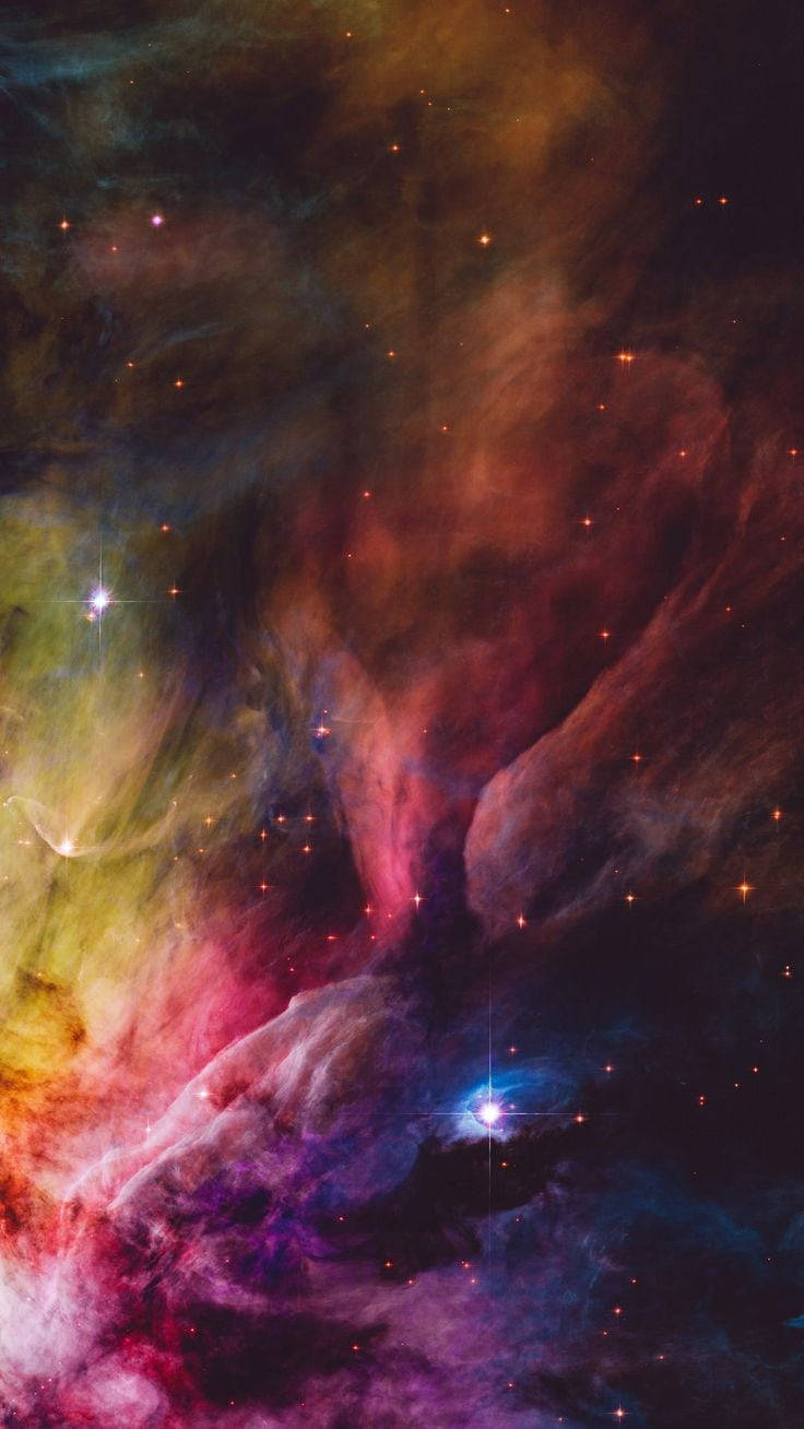 Multicolor 桌布 壁紙 — 充滿活力的宇宙雲層以火紅、紫色和藍色旋轉，深空畫布上散落著閃爍的星星。