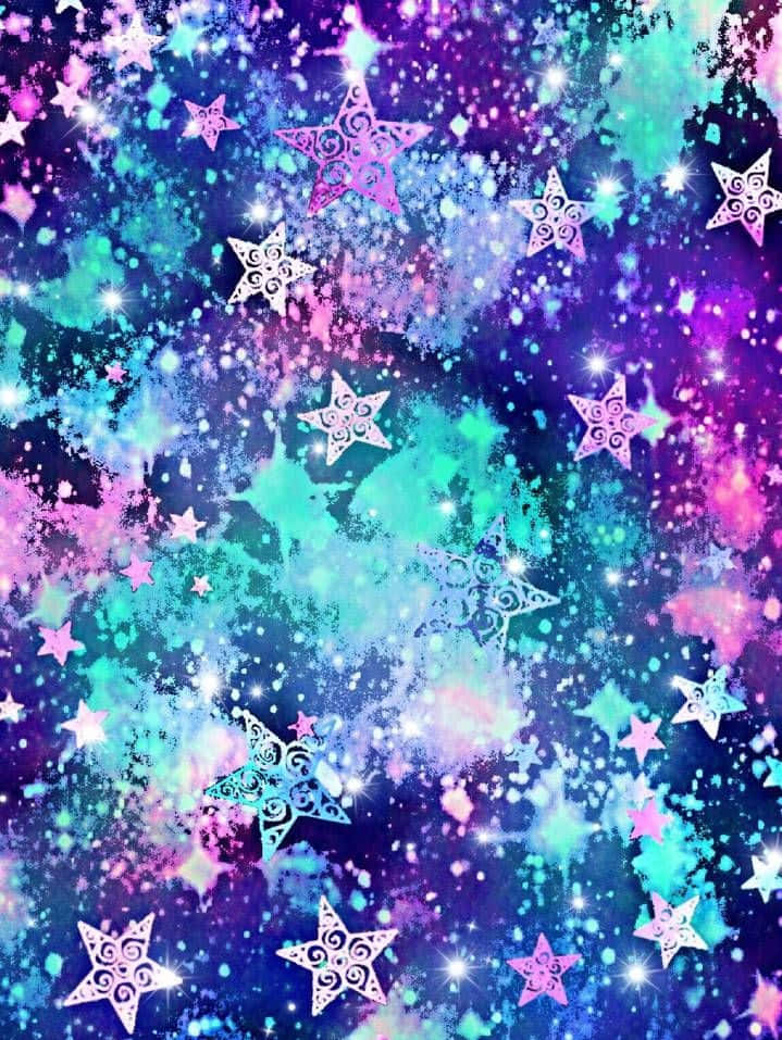 閃爍 桌布 壁紙 — 充滿活力的宇宙風格桌布，閃爍的星星和漩渦狀星雲，呈現電光紫、藍綠色和粉紅色調。