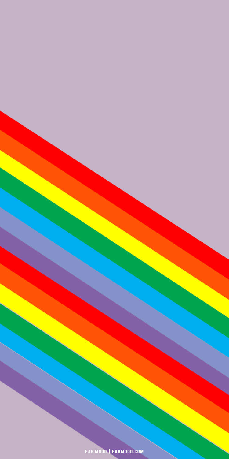 Aesthetic Lgbt Rainbow 桌布 壁紙 — 充滿活力的對角彩虹條紋在柔和的薰衣草背景上層疊，呈現乾淨的數位藝術風格。