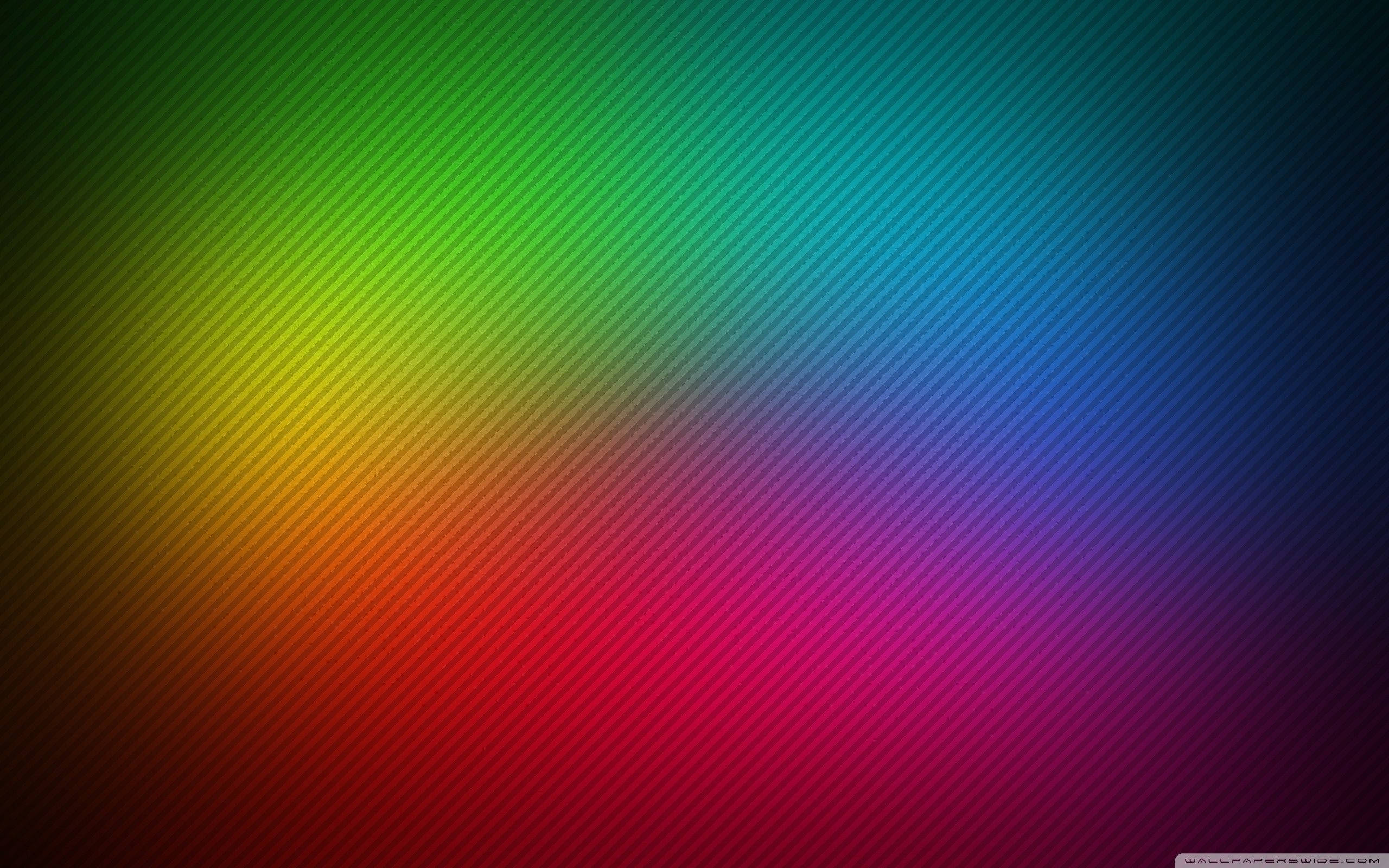 Rgb 4K 桌布 壁紙 — 充滿活力的對角彩虹漸變，帶有微妙的條紋紋理，從綠色漸變到藍色再到紅色。