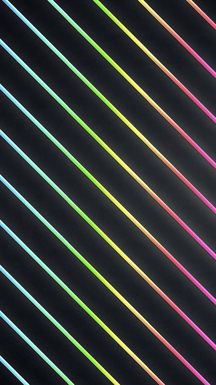 iPhone Home Screen 桌布 壁紙 — 充滿活力的對角線霓虹條紋以彩虹色調在光滑的黑色背景上發光。