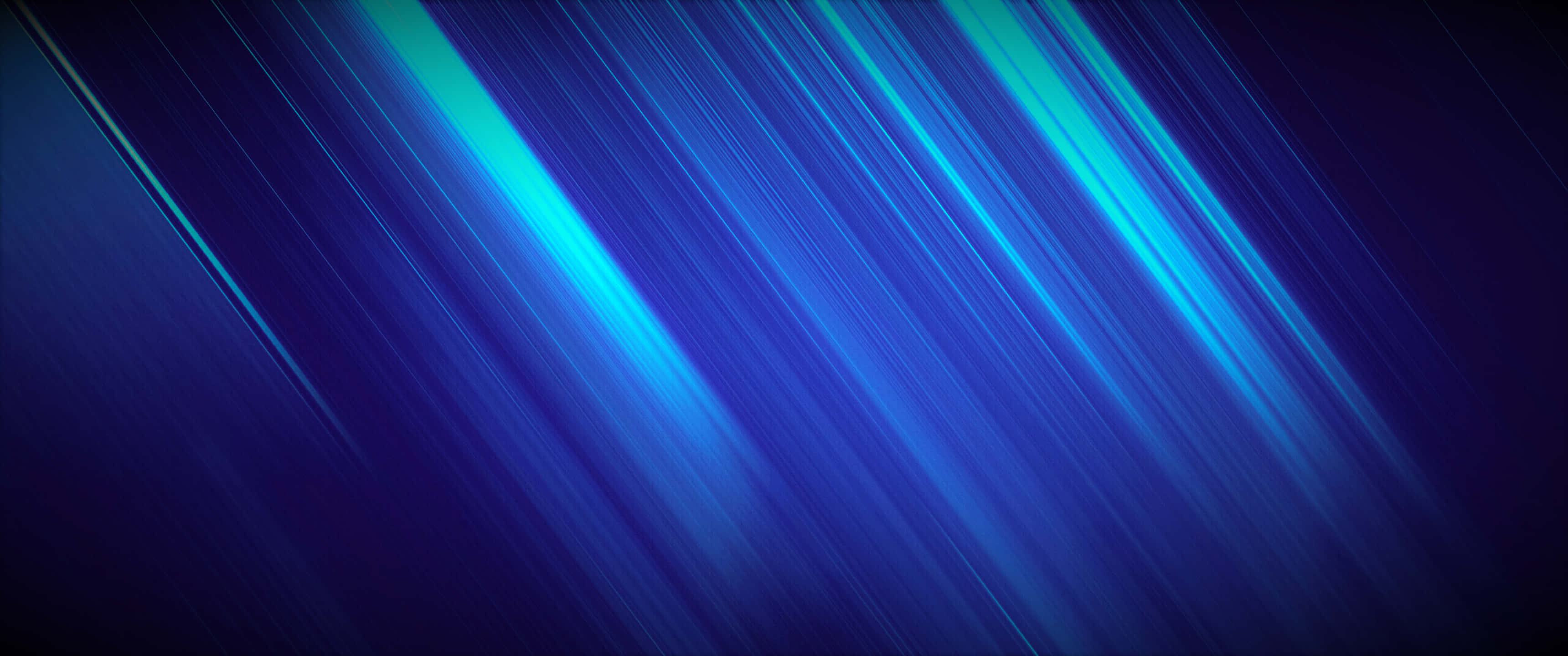 3440x1440 Neon 桌布 壁紙 — 充滿活力的對角藍色光線條紋在深靛藍色數位背景上輻射開來。