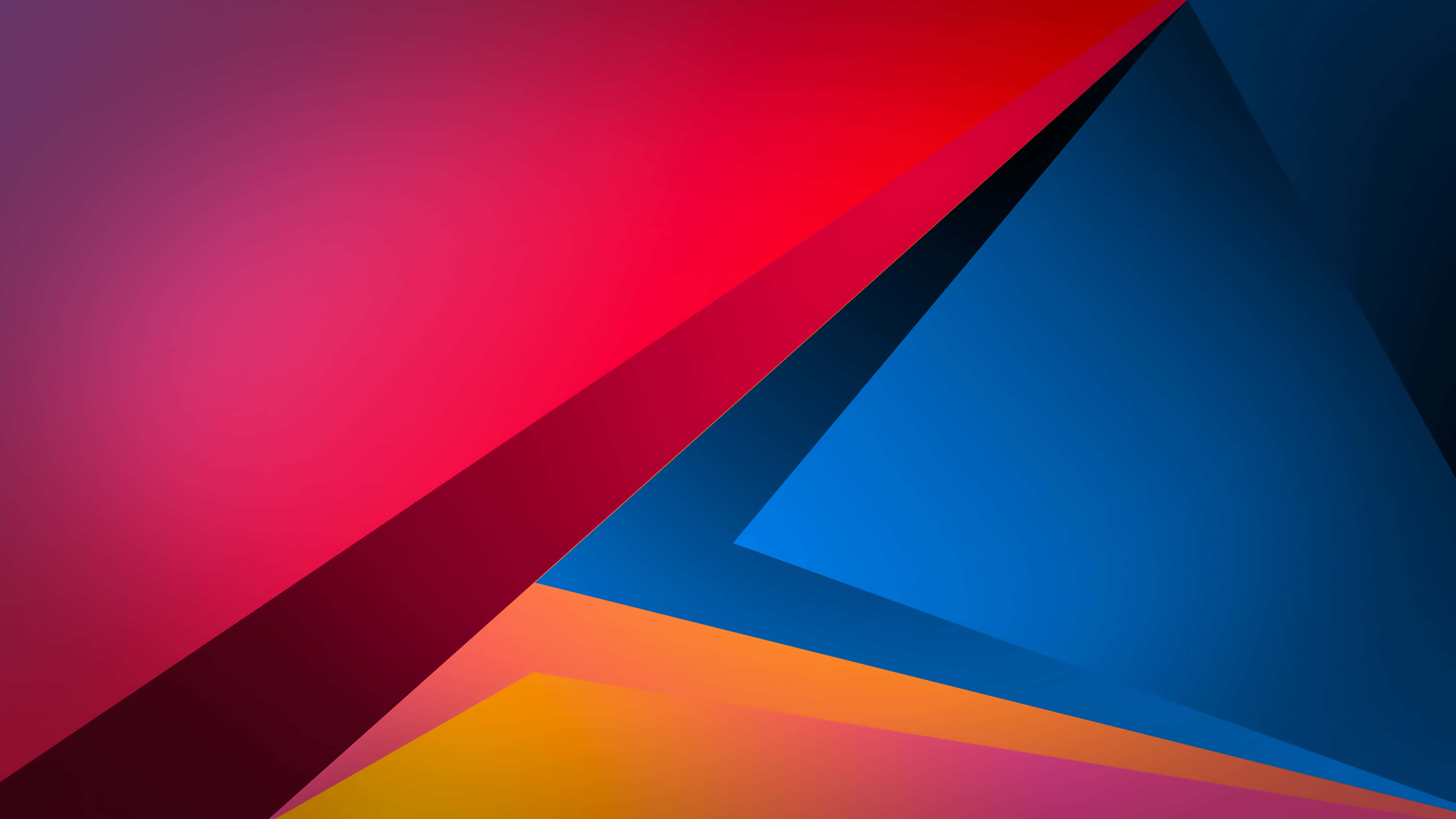 Minimalist Abstract 桌布 壁紙 — 充滿活力的幾何三角形，以紅色、藍色和橙色呈現，搭配平滑漸層，創造出大膽的抽象構圖。