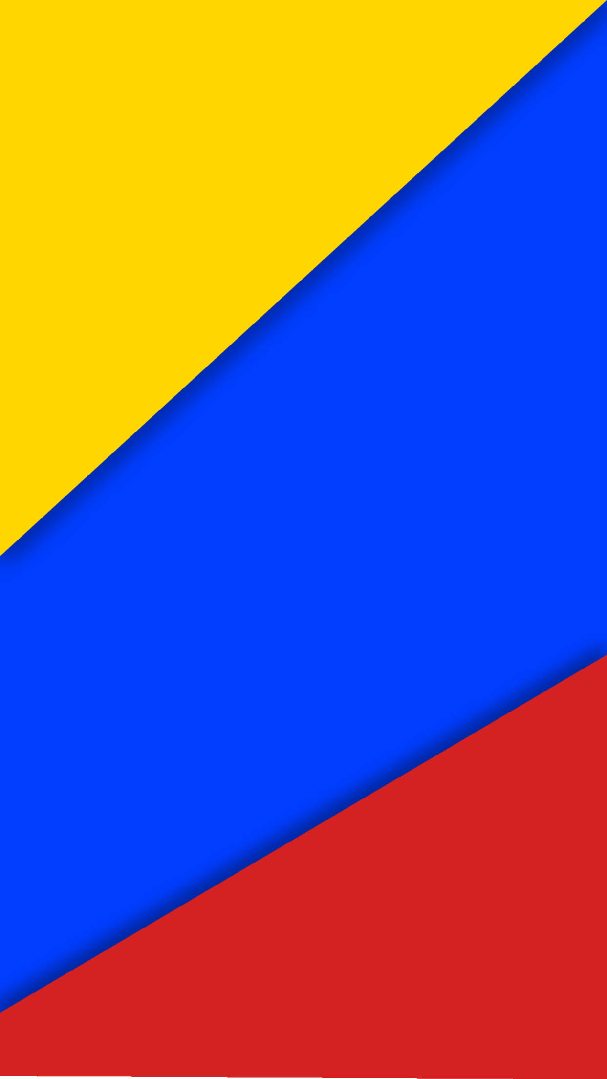 Colombia Flag 桌布 壁紙 — 充滿活力的幾何圖案壁紙，大膽的黃色、藍色和紅色對角線條紋營造出動態的抽象構圖。