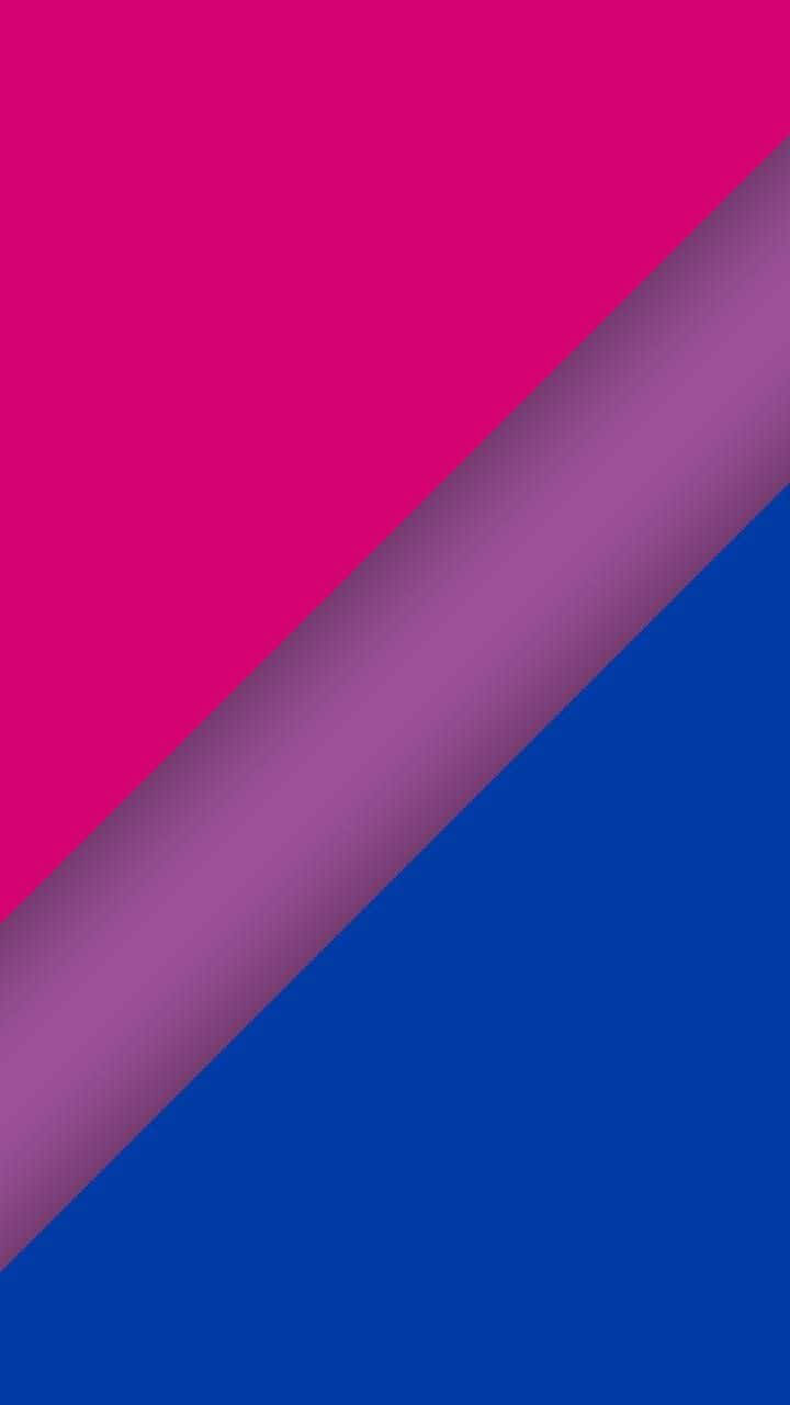 Bi Flag 桌布 壁紙 — 充滿活力的幾何圖案壁紙，帶有鮮明的粉紅色、藍色和紫色對角漸變條紋。