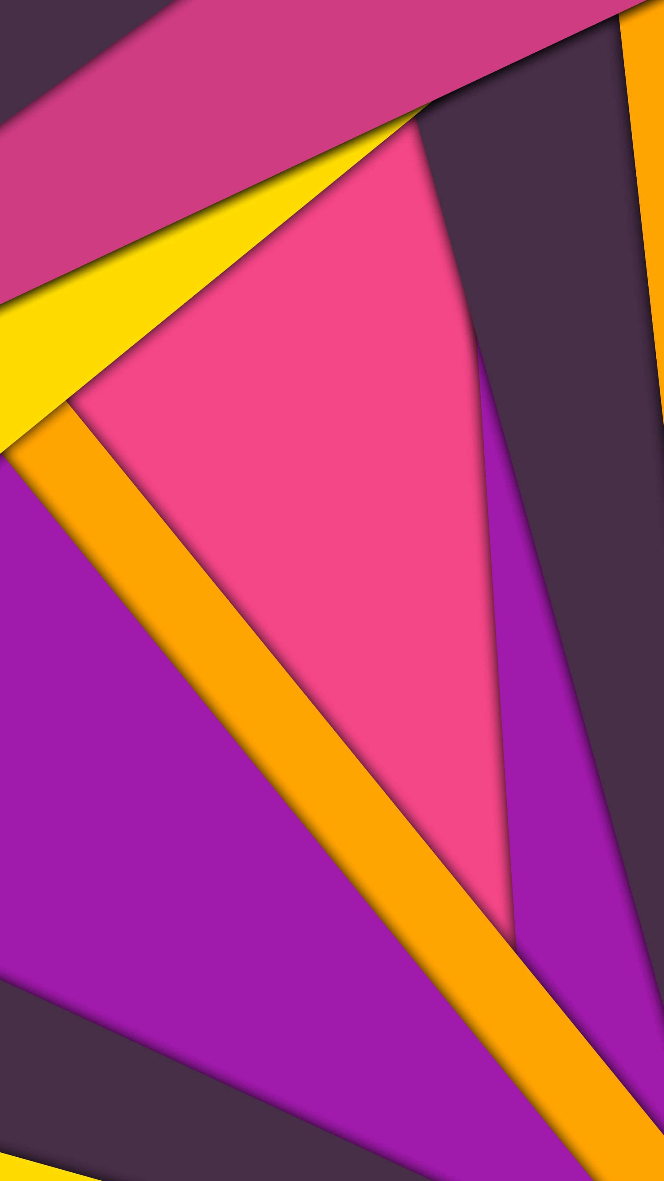 Android Material 桌布 壁紙 — 充滿活力的幾何圖案壁紙，粉紅色、紫色、黃色和橙色的三角形重疊，營造出動態的分層效果。
