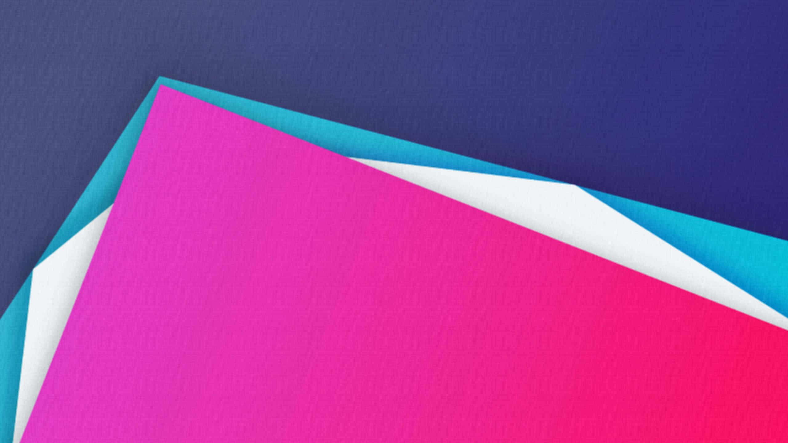 Minimalist Geometric 桌布 壁紙 — 充滿活力的幾何形狀粉紅、青色和白色紙張，以對角線方式疊加在深藍色背景上。