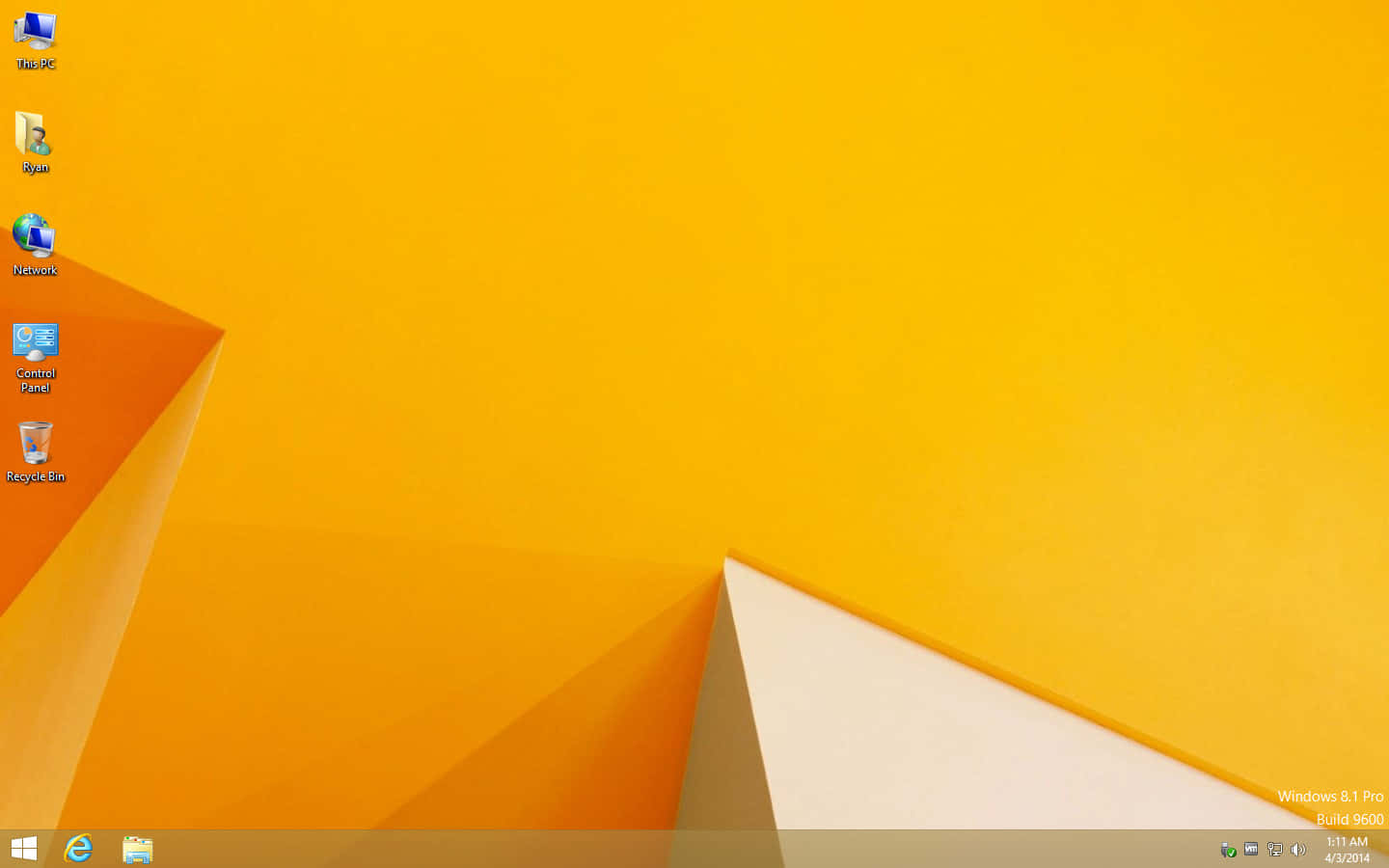 Windows Computer 桌布 壁紙 — 充滿活力的幾何橙色和黃色抽象形狀形成現代數位桌面背景，帶有可見的Windows 8.1 Pro圖示。