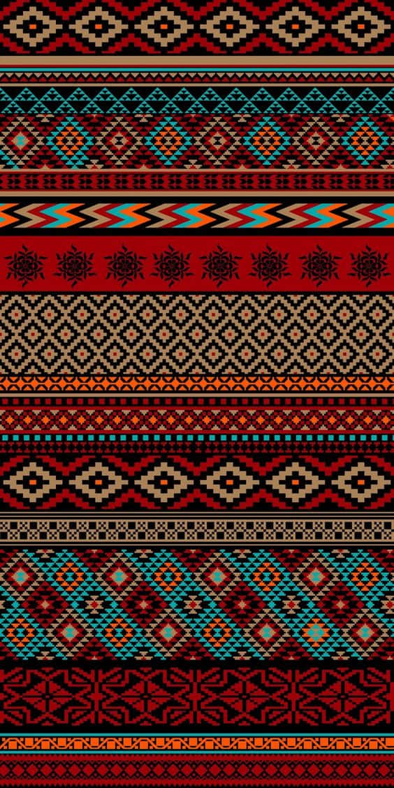 Aztec Pattern 桌布 壁紙 — 充滿活力的幾何部落圖案，以紅色、橙色、藍綠色和黑色形成重複的水平條紋，橫跨整個壁紙。
