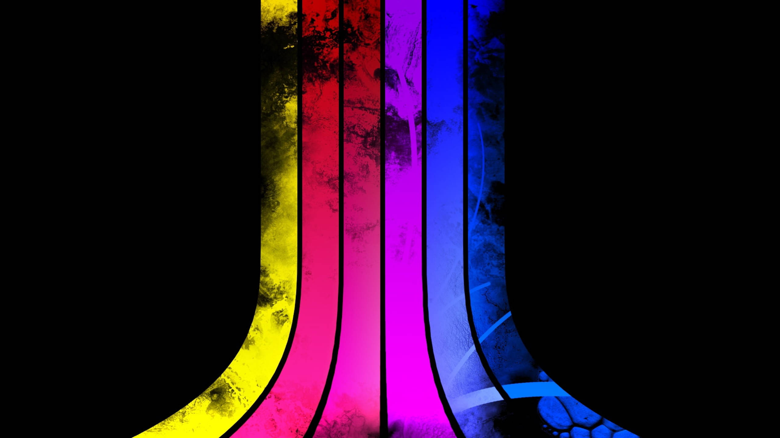 Spectrum 桌布 壁紙 — 充滿活力的彎曲彩色條紋，黃色、粉紅色、紫色和藍色在帶有紋理邊緣的黑色背景上發光。
