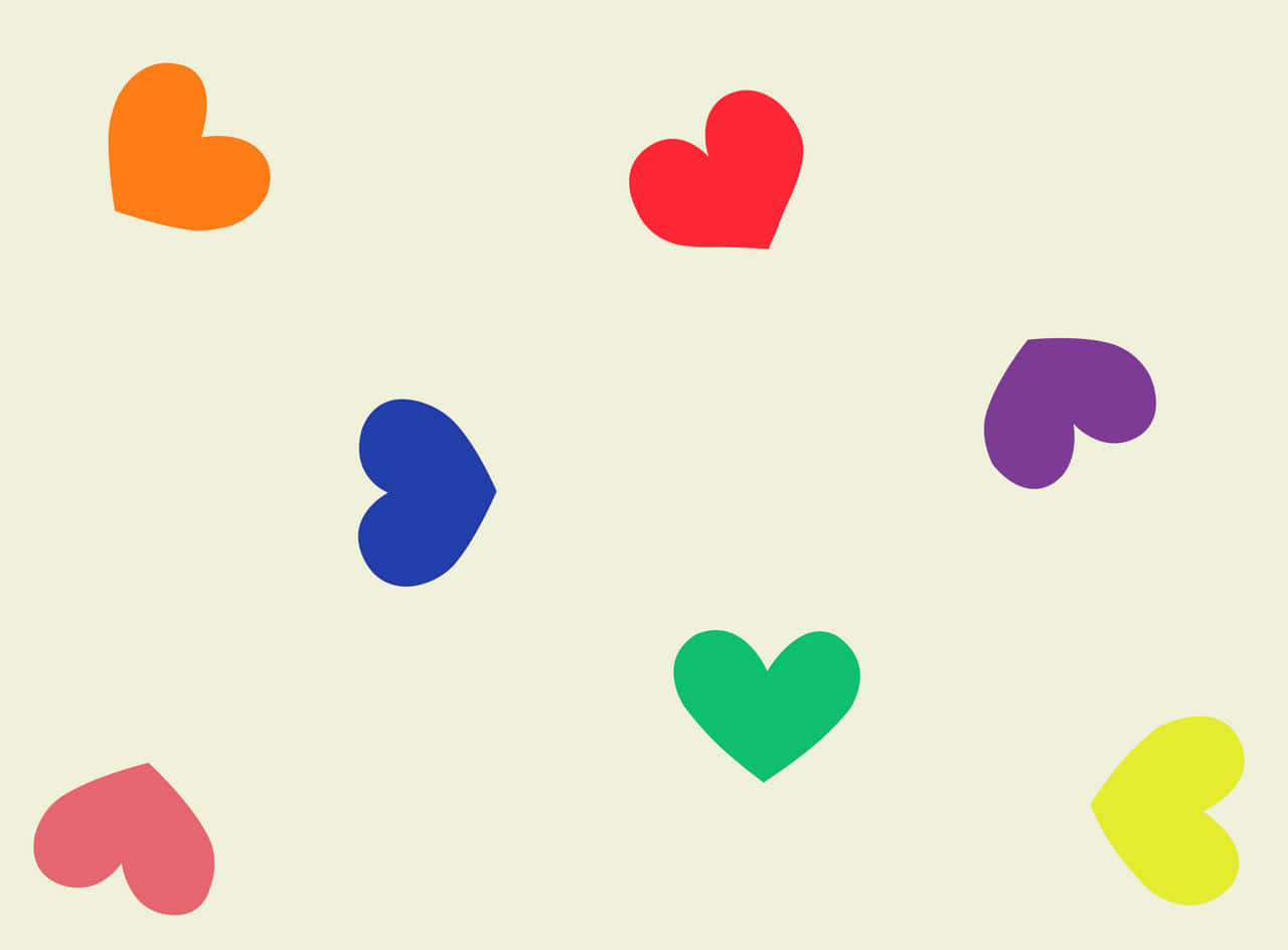 Rainbow Heart 桌布 壁紙 — 充滿活力的彩虹心形在柔和的奶油色背景上以俏皮的散落圖案漂浮。
