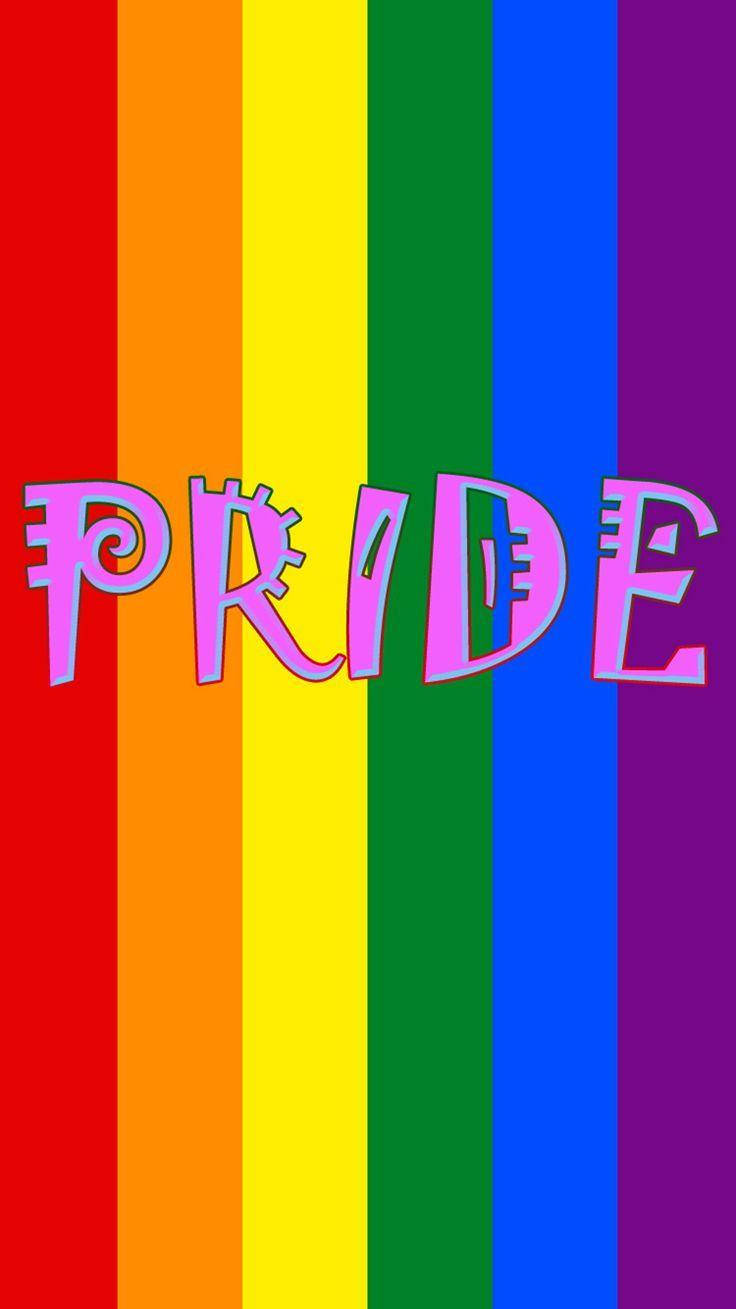 彩虹 桌布 壁紙 — 充滿活力的彩虹條紋為「PRIDE」這個詞營造出大膽的背景，採用俏皮的粉紅色字體。