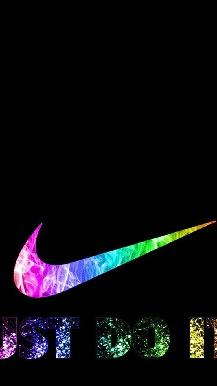 Nike iPhone 桌布 壁紙 — 充滿活力的彩虹漸層Nike勾勾和閃爍的「JUST DO IT」文字在純黑色背景上發光。
