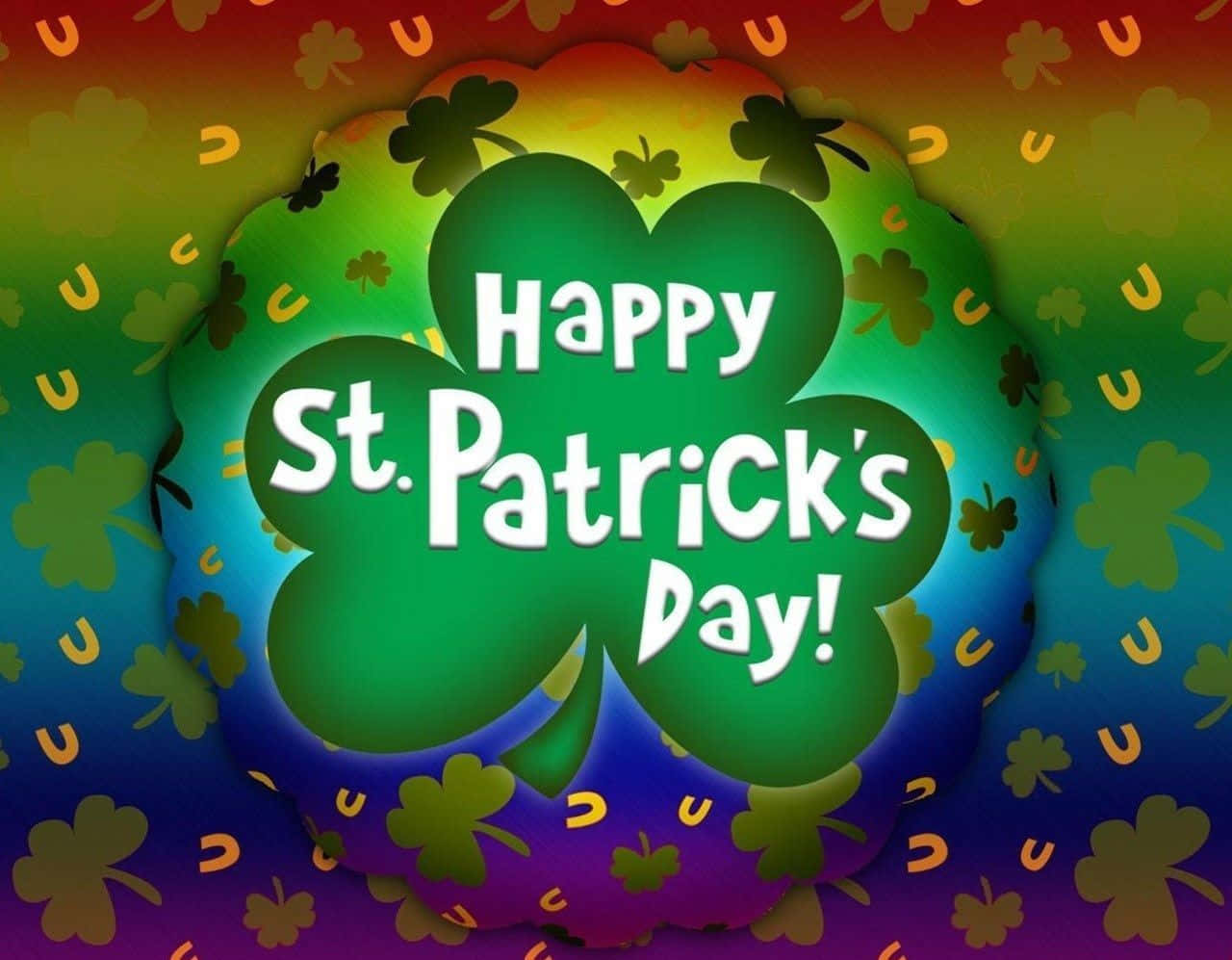 Saint Patricks Day 桌布 壁紙 — 充滿活力的彩虹漸變背景，飾有酢漿草和馬蹄鐵，中央是一個綠色的四葉草，上面寫著「Happy St. Patrick's Day!」文字。
