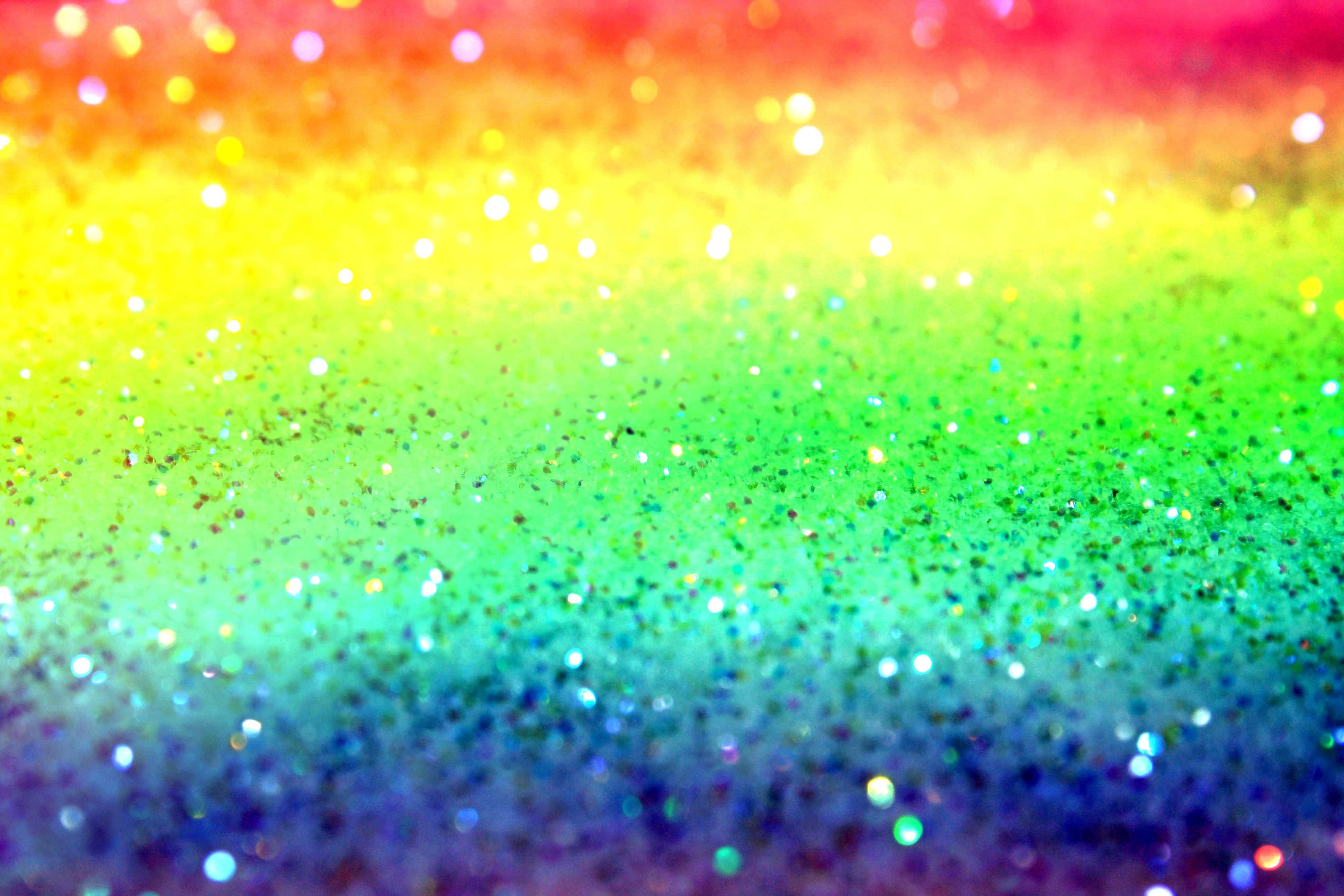 Rainbow Glitter 桌布 壁紙 — 充滿活力的彩虹漸變閃爍亮片搭配散景燈光，營造出耀眼奪目的抽象背景。