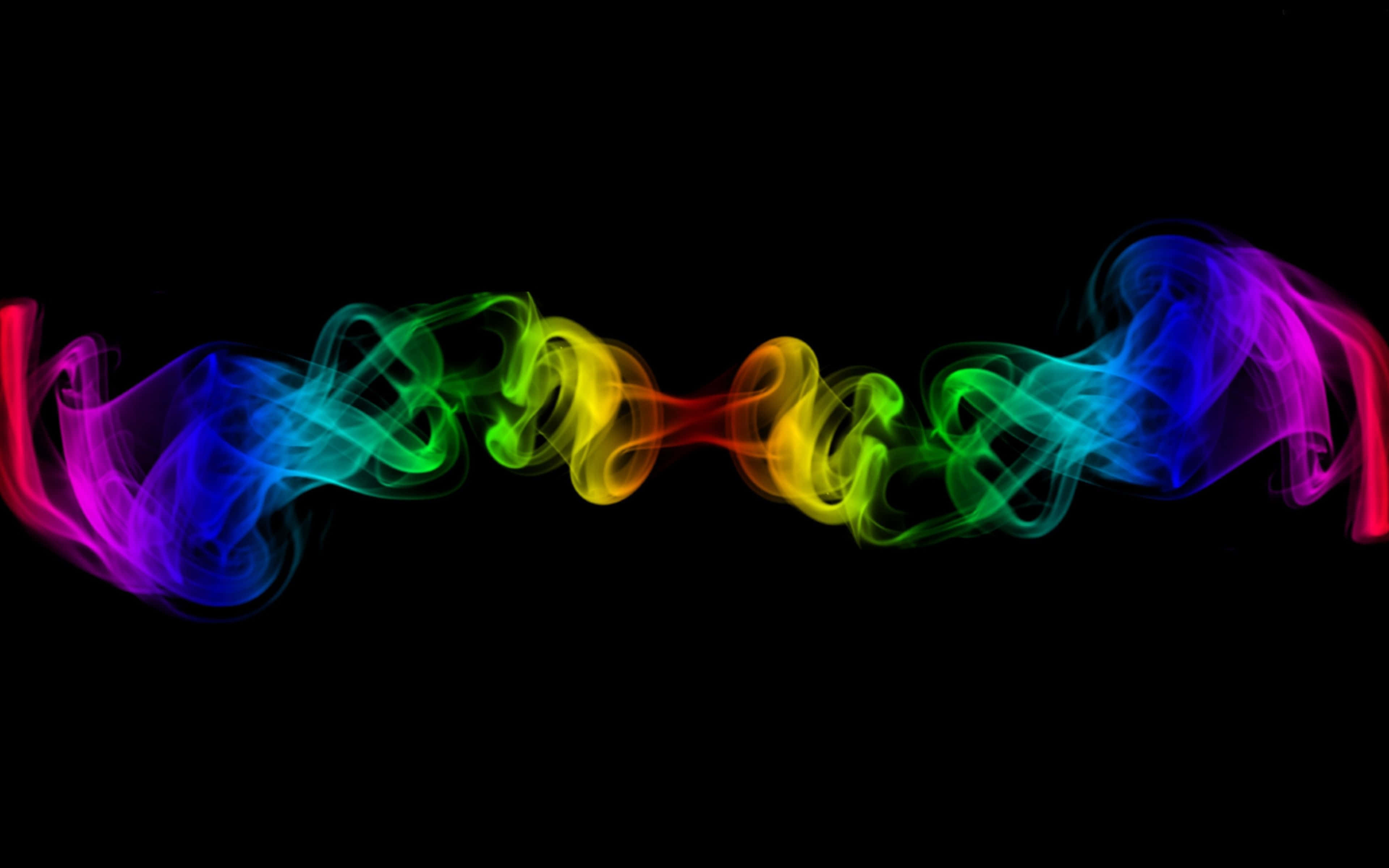 RGB 桌布 壁紙 — 充滿活力的彩虹煙霧在純黑色背景上優雅地旋轉，形成迷人的弧線。