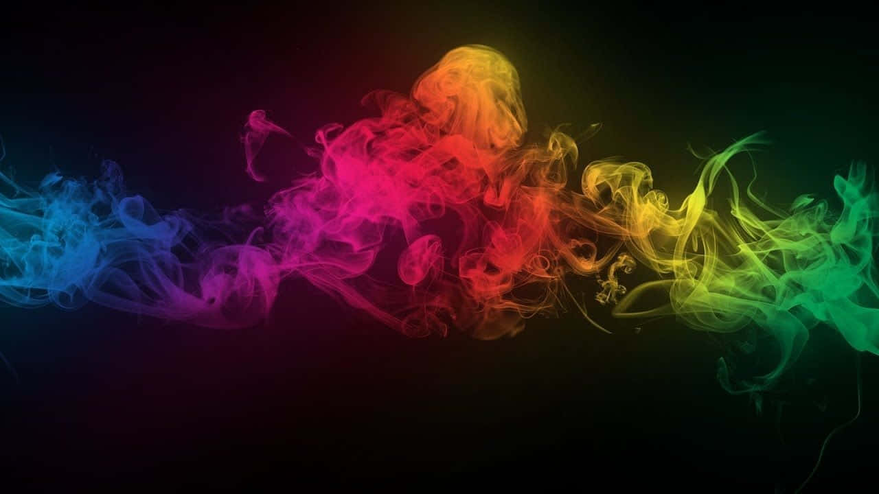 Banner 桌布 壁紙 — 充滿活力的彩虹煙霧在黑暗背景上動態旋轉，營造出迷人的抽象展示。