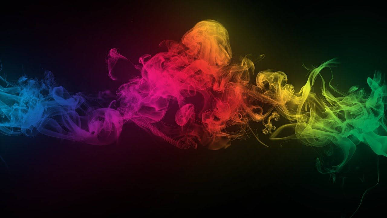 YouTube Banner 桌布 壁紙 — 充滿活力的彩虹煙霧在黑色背景上動態旋轉，營造出迷人的抽象流動。