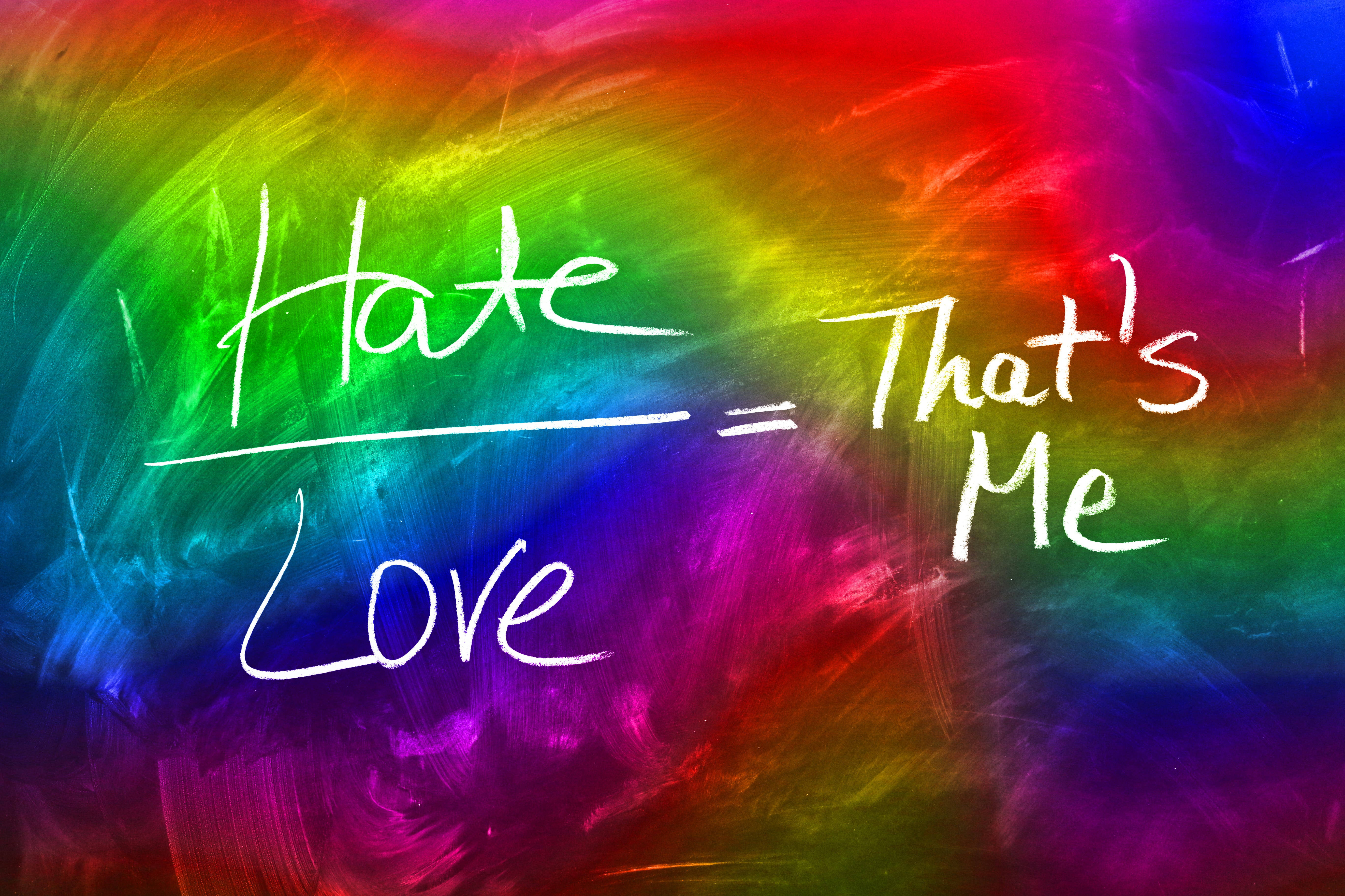 hate 桌布 壁紙 — 充滿活力的彩虹背景，白色粉筆文字以表現力豐富的筆觸寫著「Hate over Love equals That's Me」。