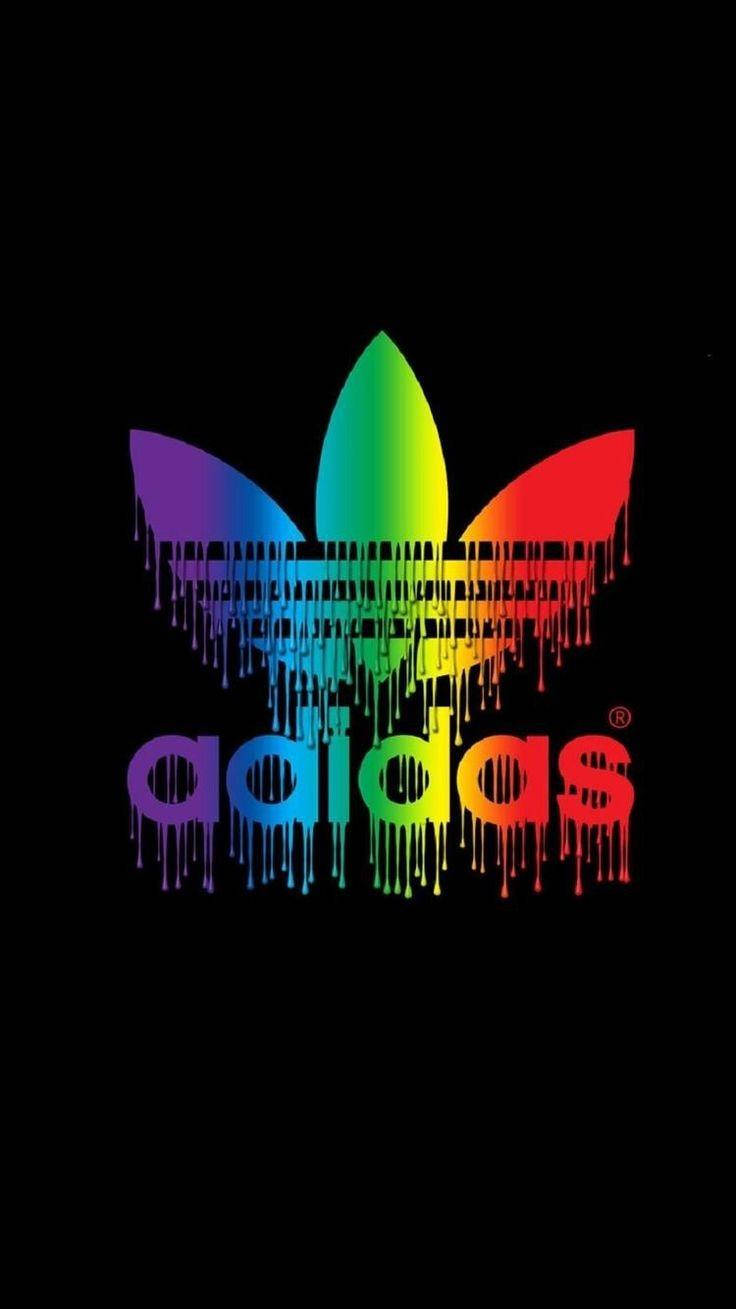 愛迪達 桌布 壁紙 — 充滿活力的彩虹色 adidas 標誌在純黑背景上滴落，營造出大膽的普普藝術效果。