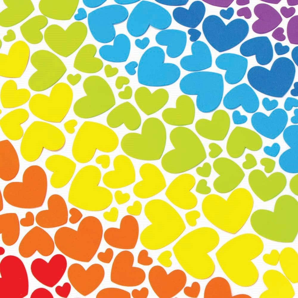 Rainbow Heart 桌布 壁紙 — 充滿活力的彩虹色心形在漸變色調中散落在白色背景上，營造出歡快的圖案。