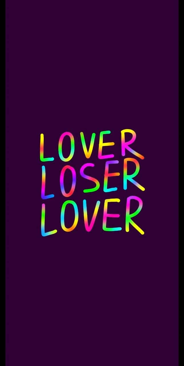 loser 桌布 壁紙 — 充滿活力的彩虹色文字拼出「LOVER LOSER LOVER」，在深紫色背景上脫穎而出。