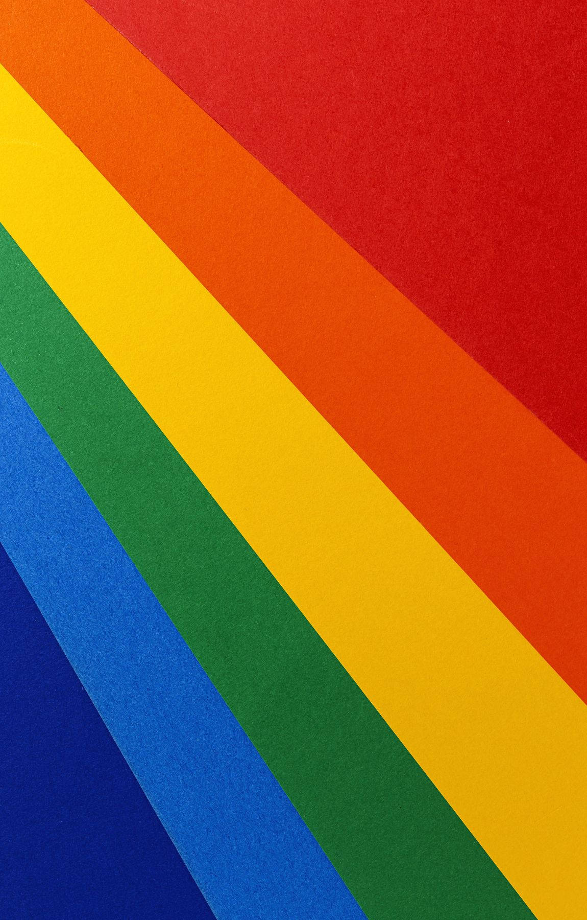 Subtle Lgbt 桌布 壁紙 — 充滿活力的彩虹色斜紋在紋理紙上創造出大膽的幾何圖案。