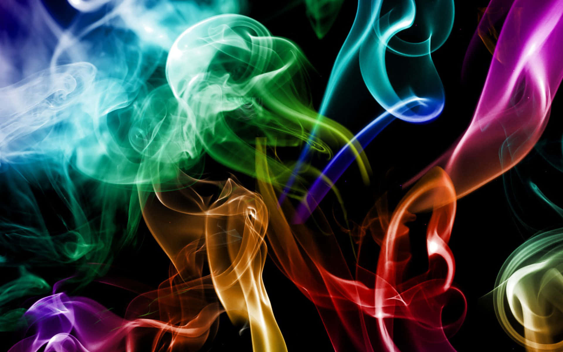 Green Smoke 桌布 壁紙 — 充滿活力的彩虹色煙霧在純黑背景上優雅地旋轉，形成動態的抽象構圖。