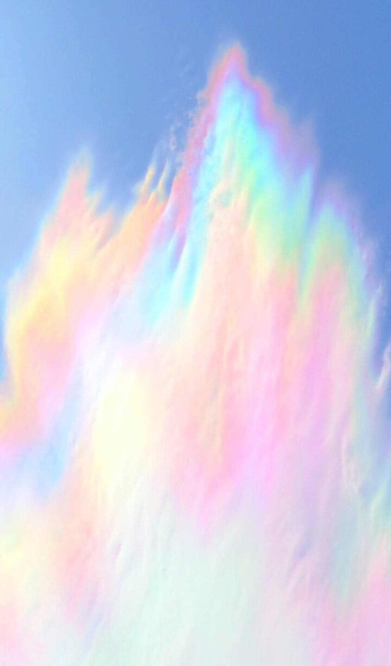 粉彩彩虹 桌布 壁紙 — 充滿活力的彩虹色雲層在柔和的粉彩漸變中，在清澈的藍天中向上爆發。