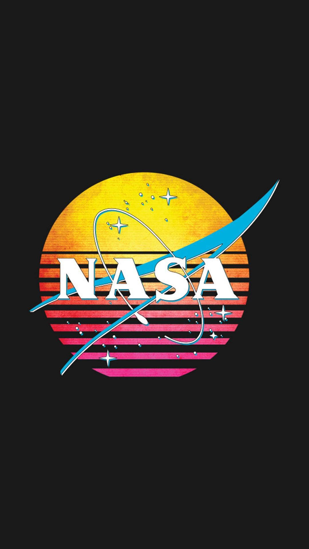 Logo 桌布 壁紙 — 充滿活力的復古NASA標誌，以黑色背景襯托，配有色彩繽紛的條紋太陽和閃爍的星星。